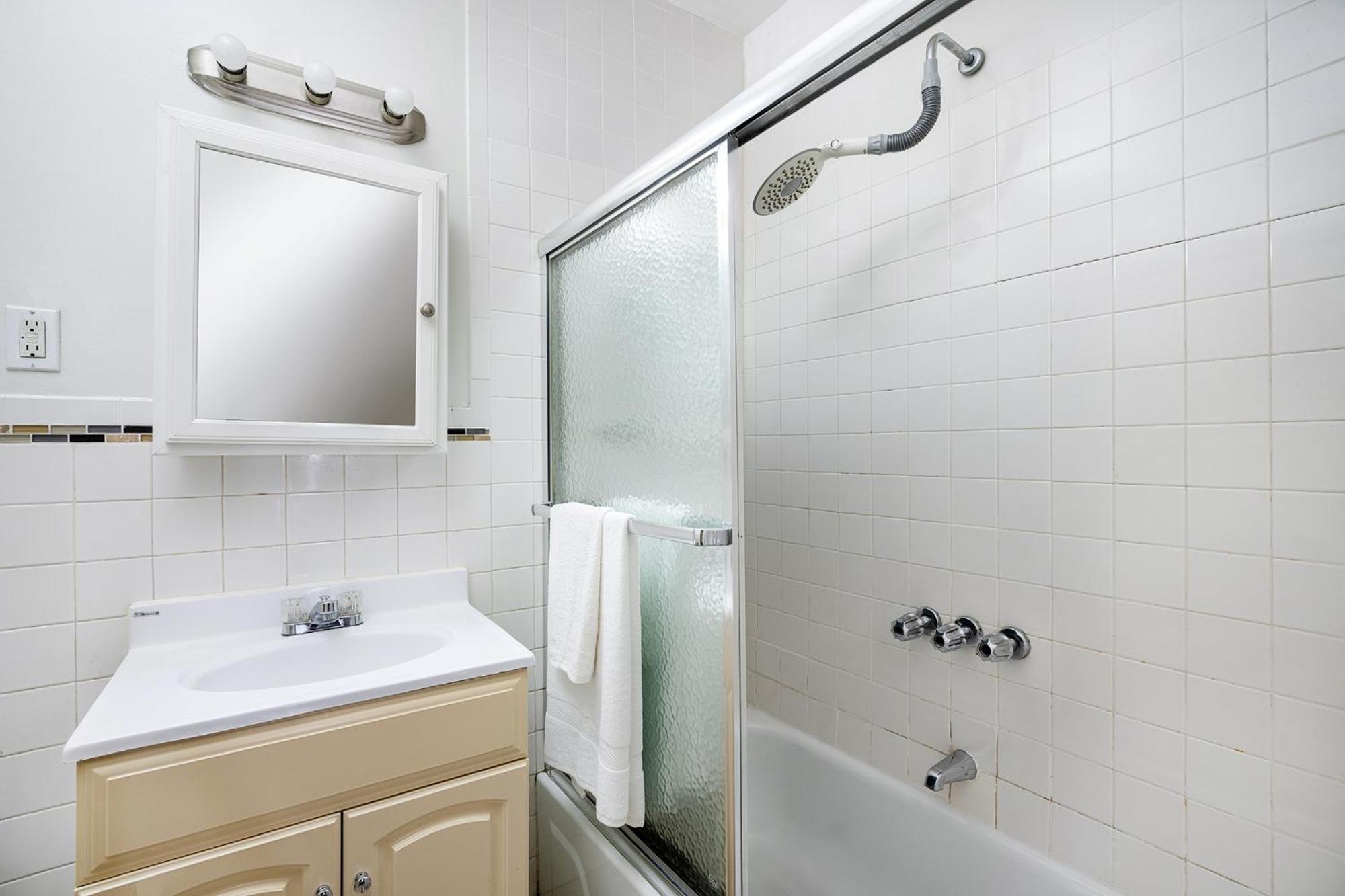 Prime Upper West Side Location 1 Bedroom Apartment *