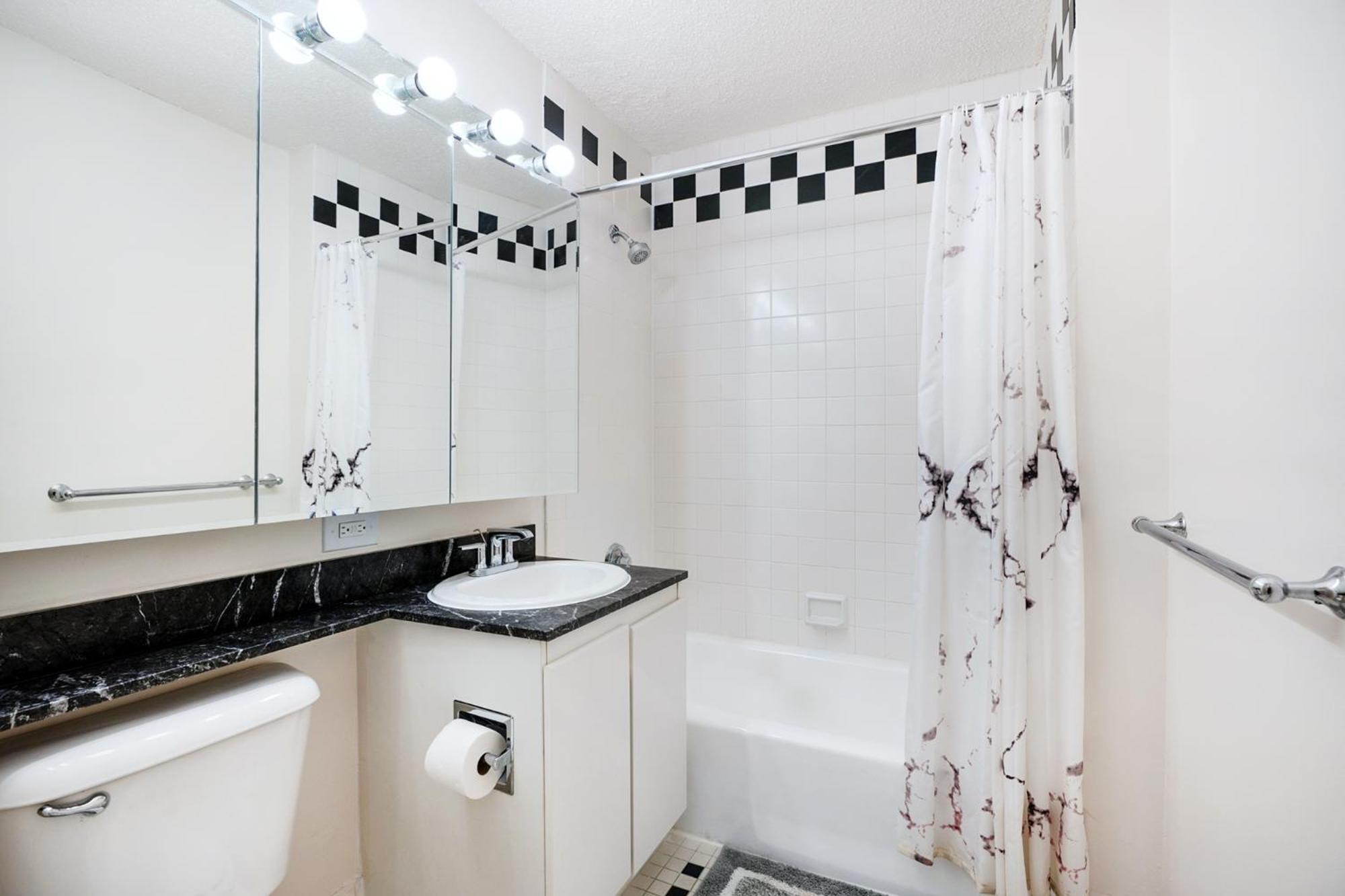 Luxury 2 Bed 2 Bath Unit In Prime Location Of Nyc Apartment