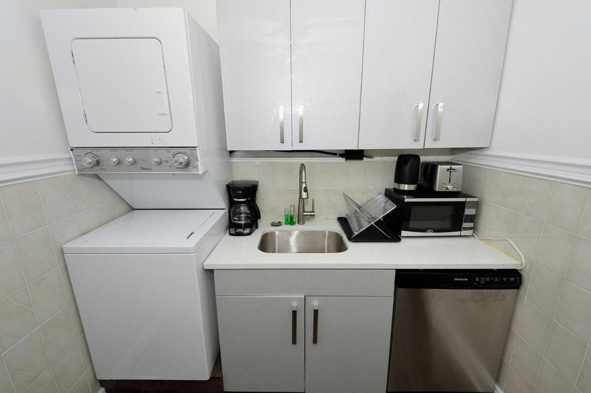 Amazing 4 Bedroom 1 Bth Laundry Dishwasher, June To Aug 90 Days Required Apartment