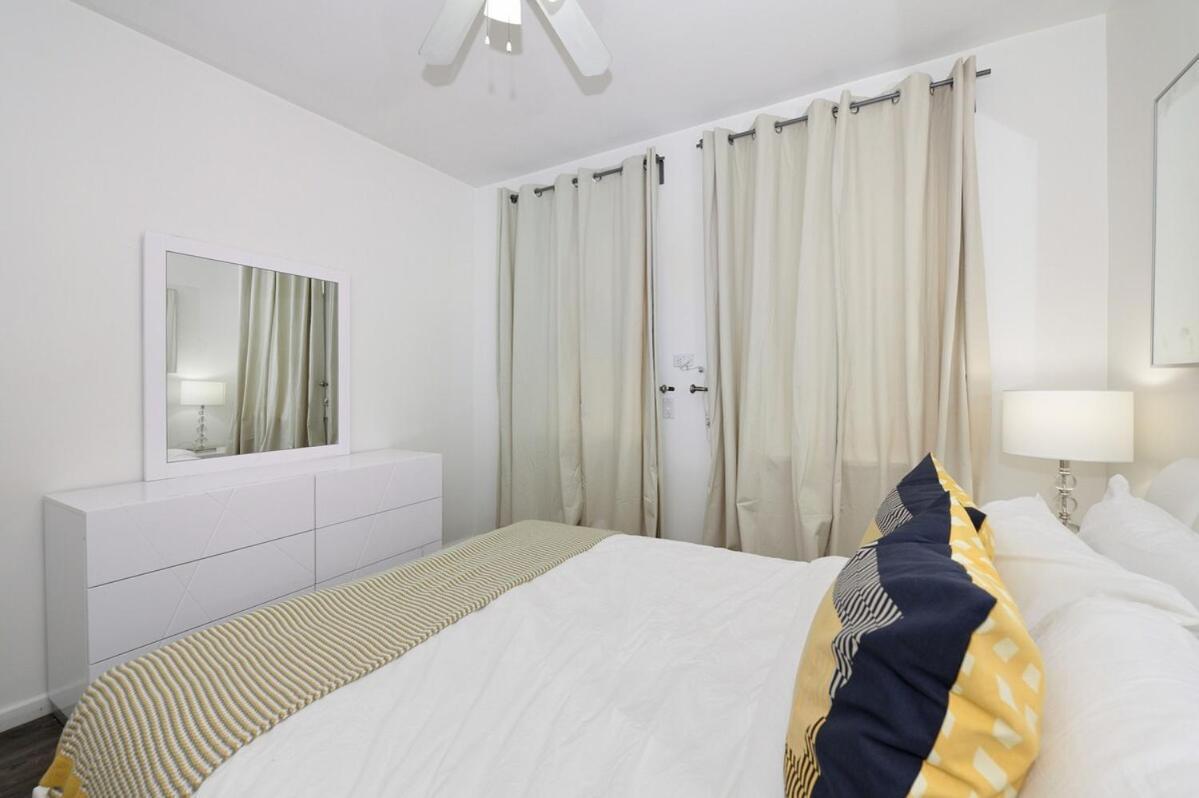 Apartment Amazing 4 Bedroom 1 Bth Laundry Dishwasher, June To Aug 90 Days Required