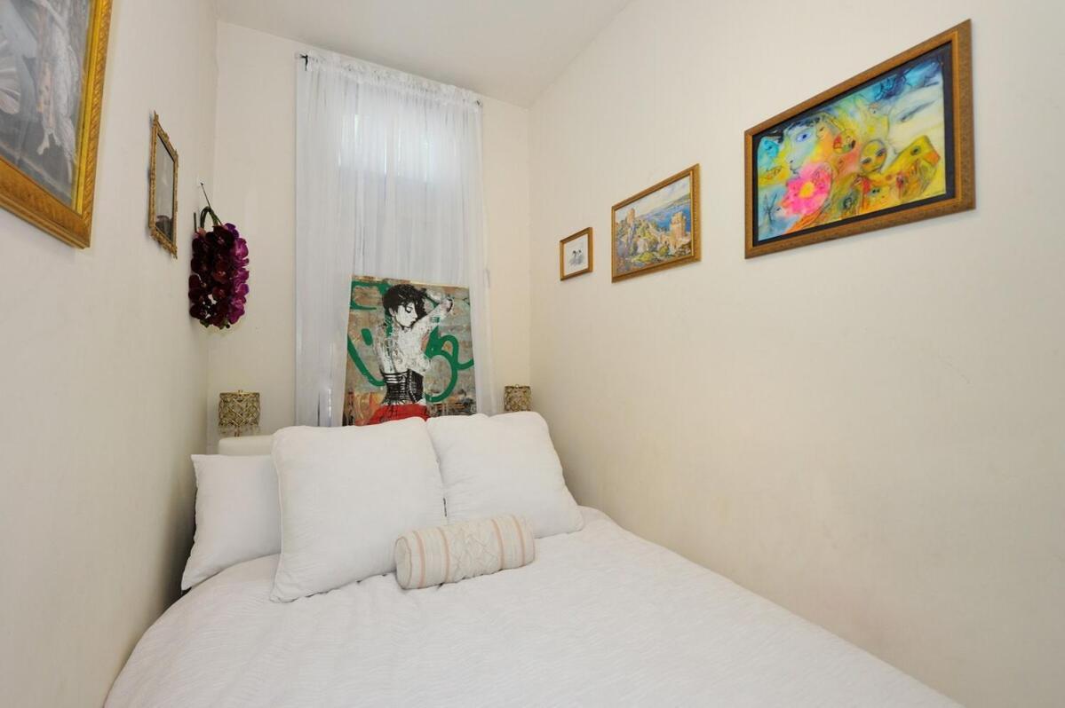 Prime Location Murray Hill! Grand Station! *