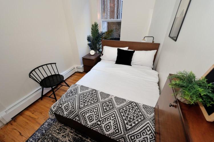 Three Bedroom In Midtown West Apartment *