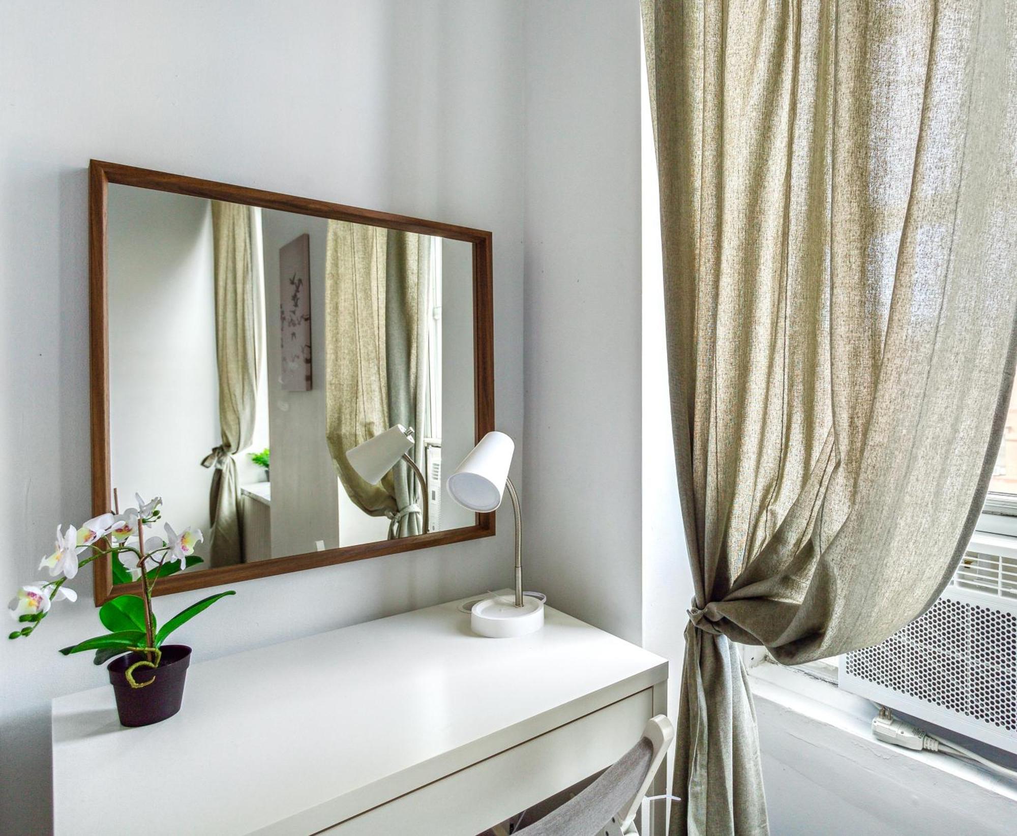 3 Bedroom Family In Hells Kitchen Apartment *