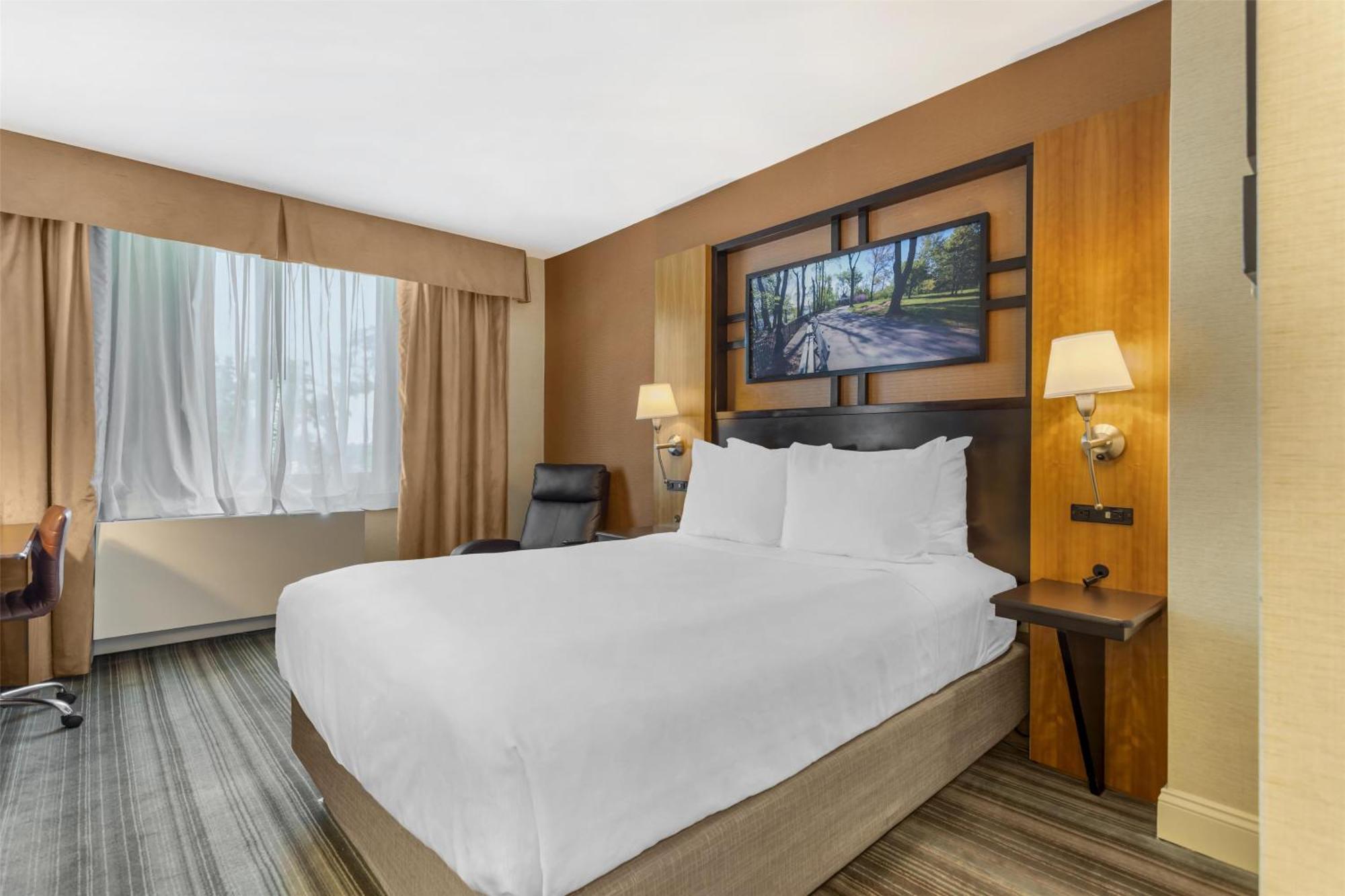 Western Queens Gold Coast Hotel 3*