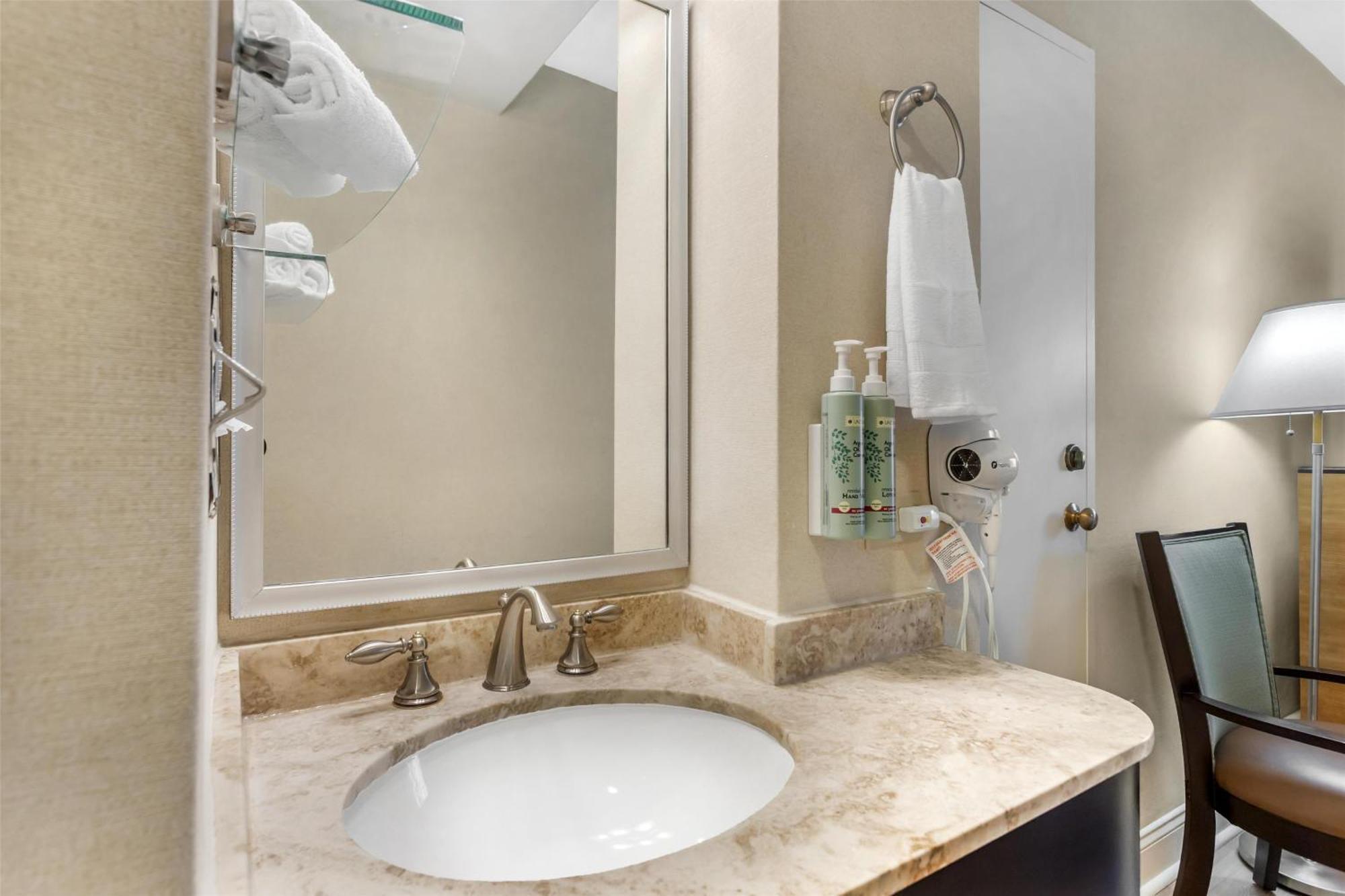 Western Queens Gold Coast Hotel