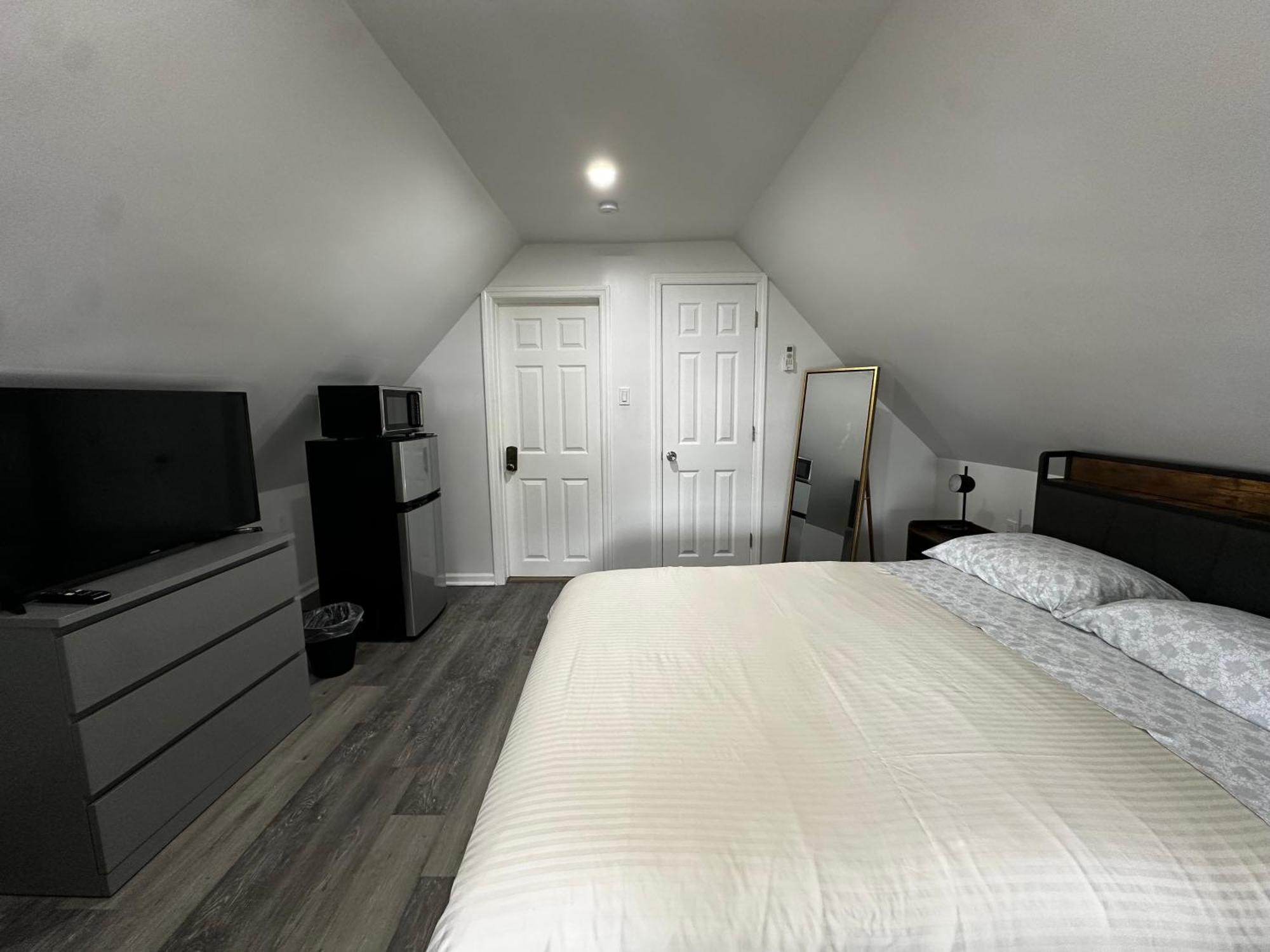 Modern & Cozy In Queens Near Train Station And Buses *