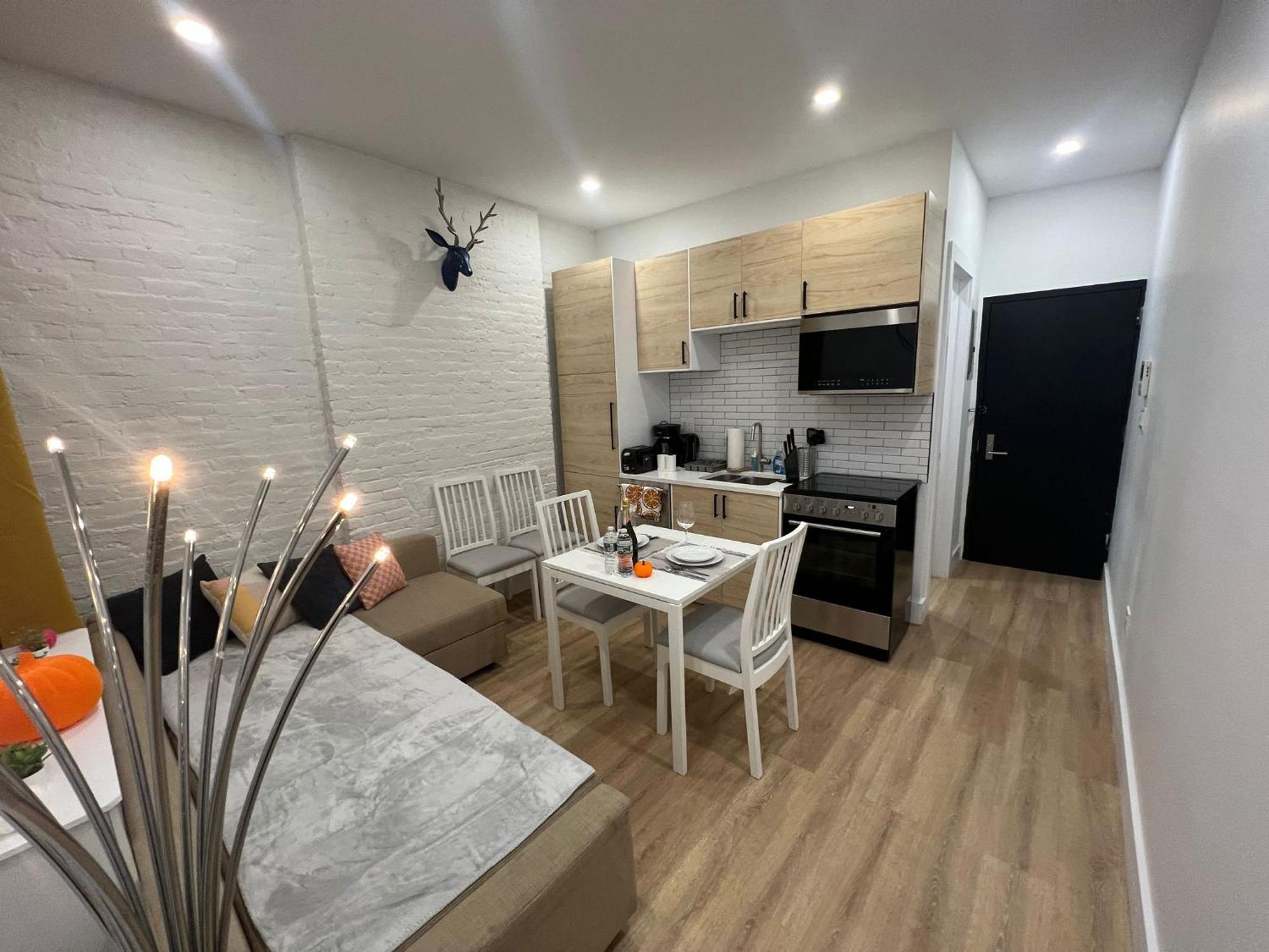 2 Bedroom Modern Unit In Manhattan