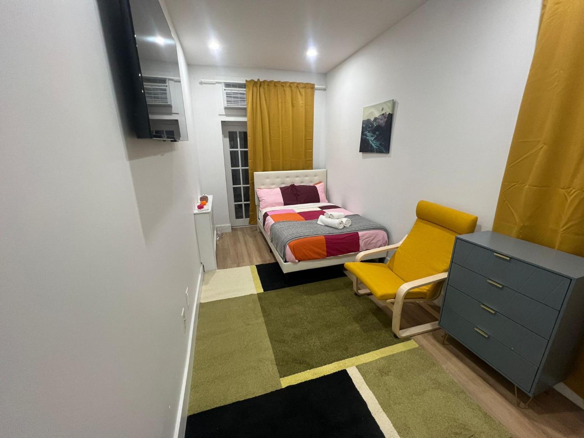 2 Bedroom Modern Unit In Manhattan
