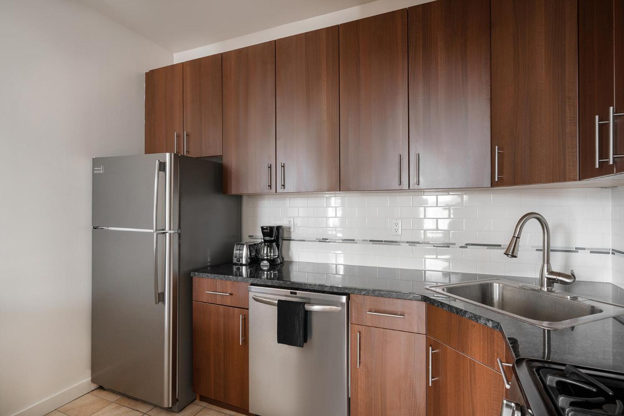 Apartment Beautiful 3 Bedroom Unit In Prime Location *