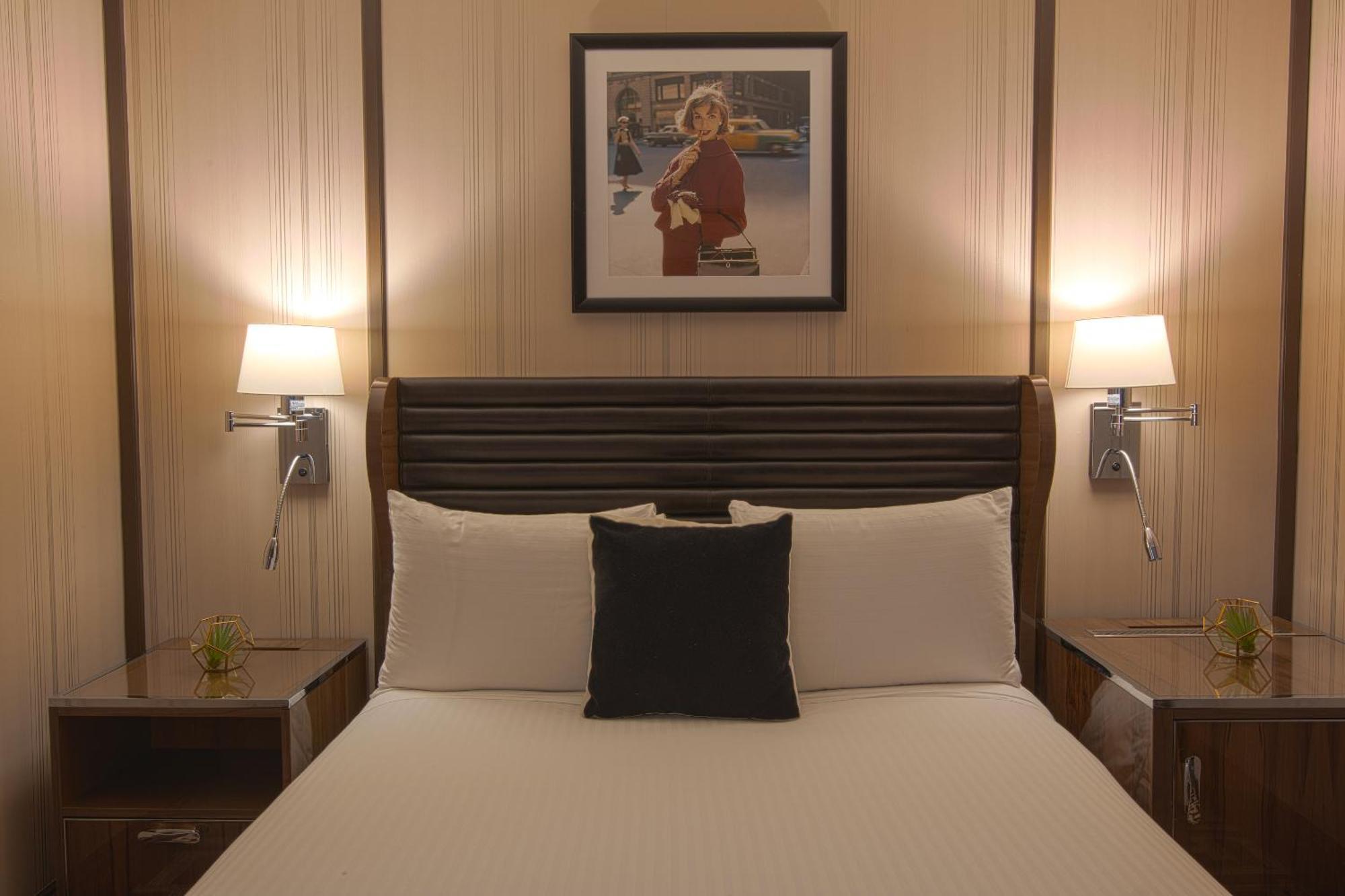 Hotel The Iroquois Times Square, A Small Luxury Hotel