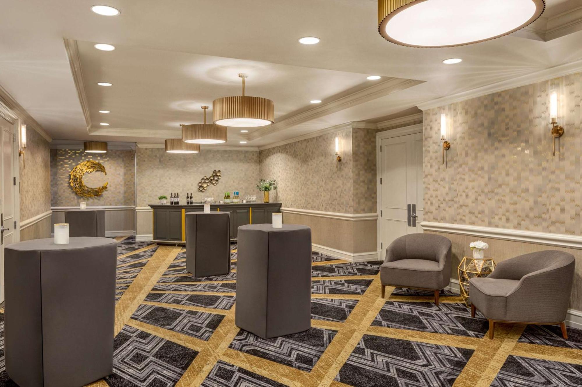 Martinique On Broadway, Curio Collection By Hilton Hotel 4*