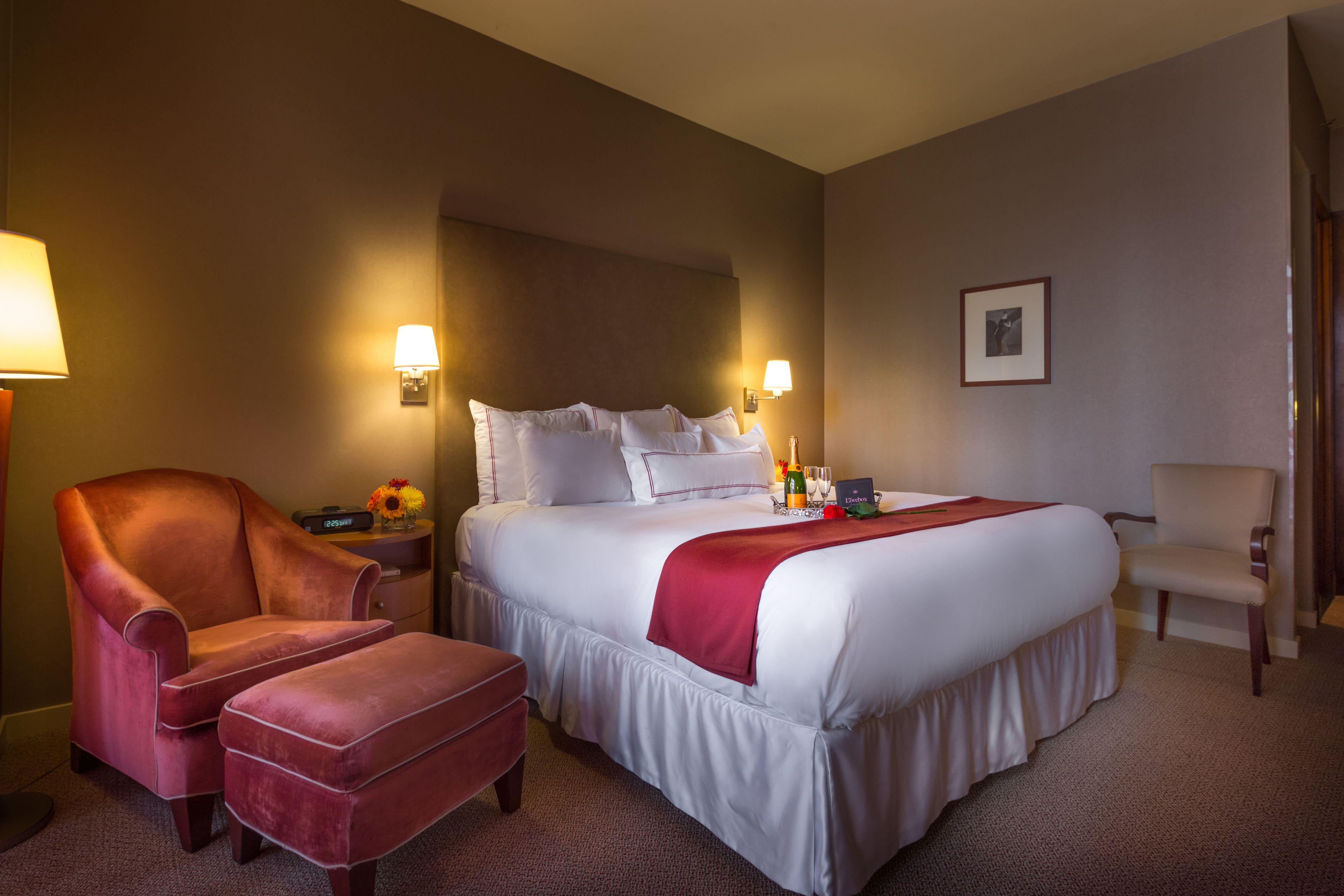 Giraffe By Library Collection 4* New York