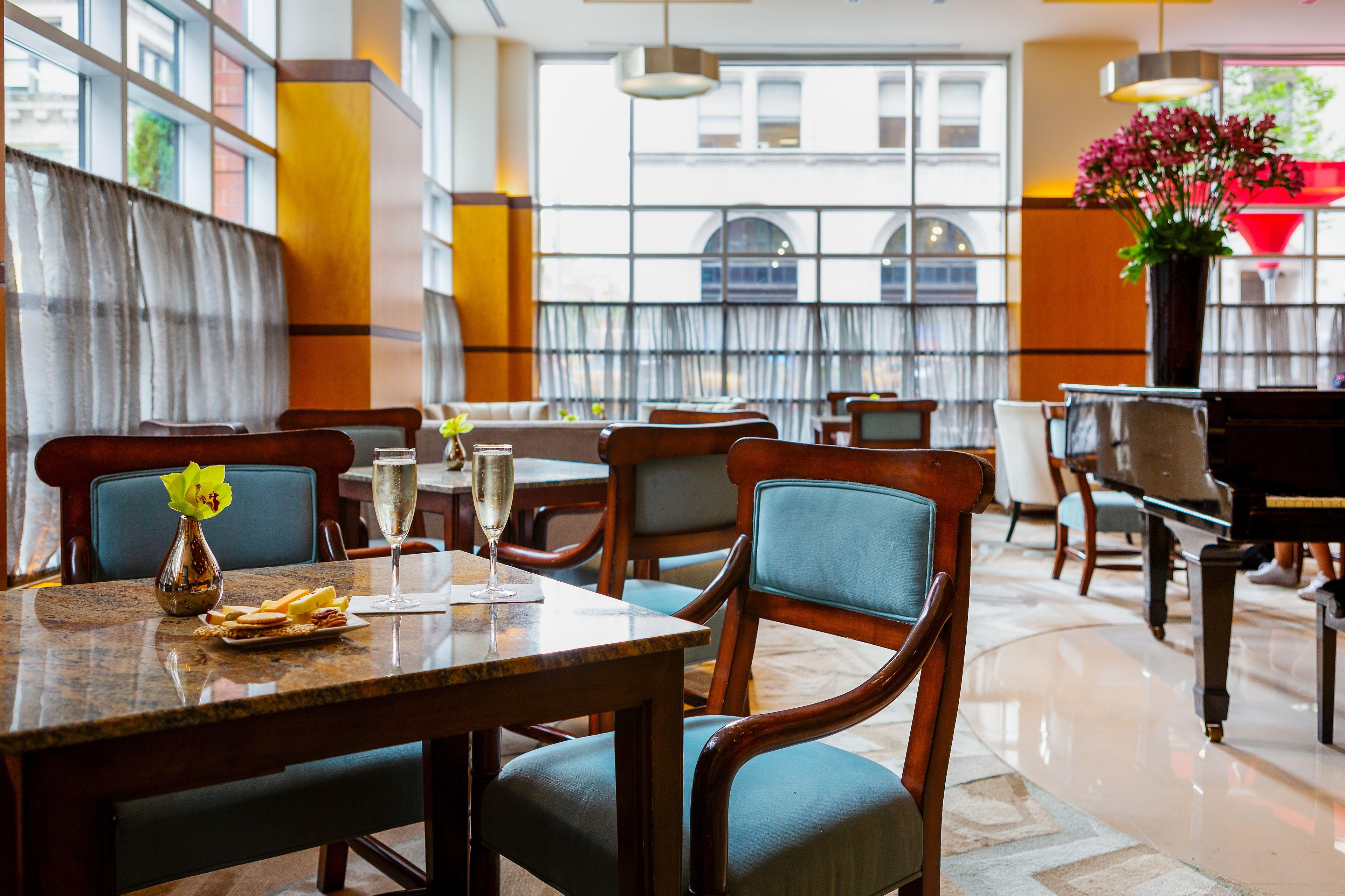 Hotel Giraffe By Library Collection 4*