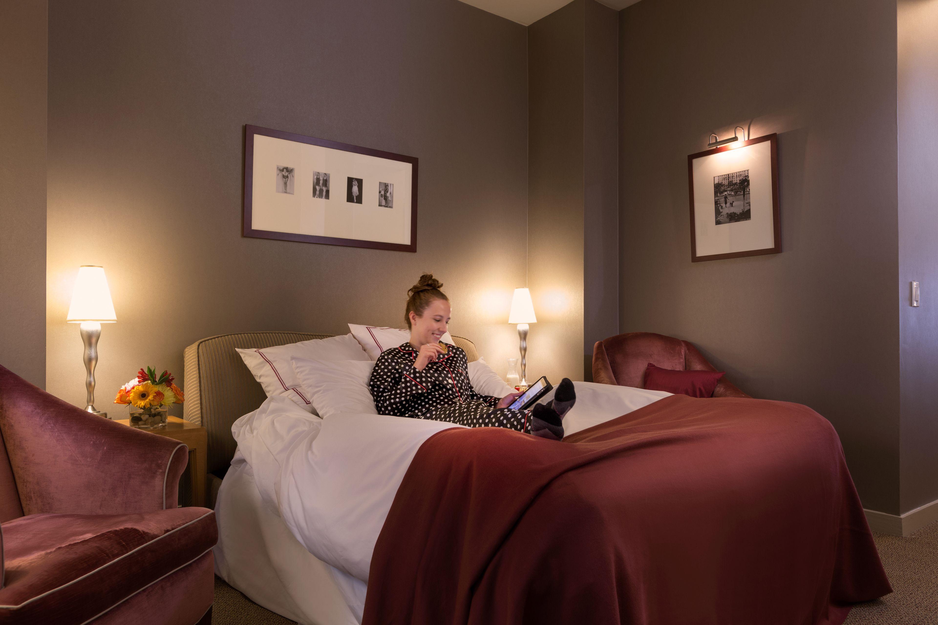 Giraffe By Library Collection 4* New York