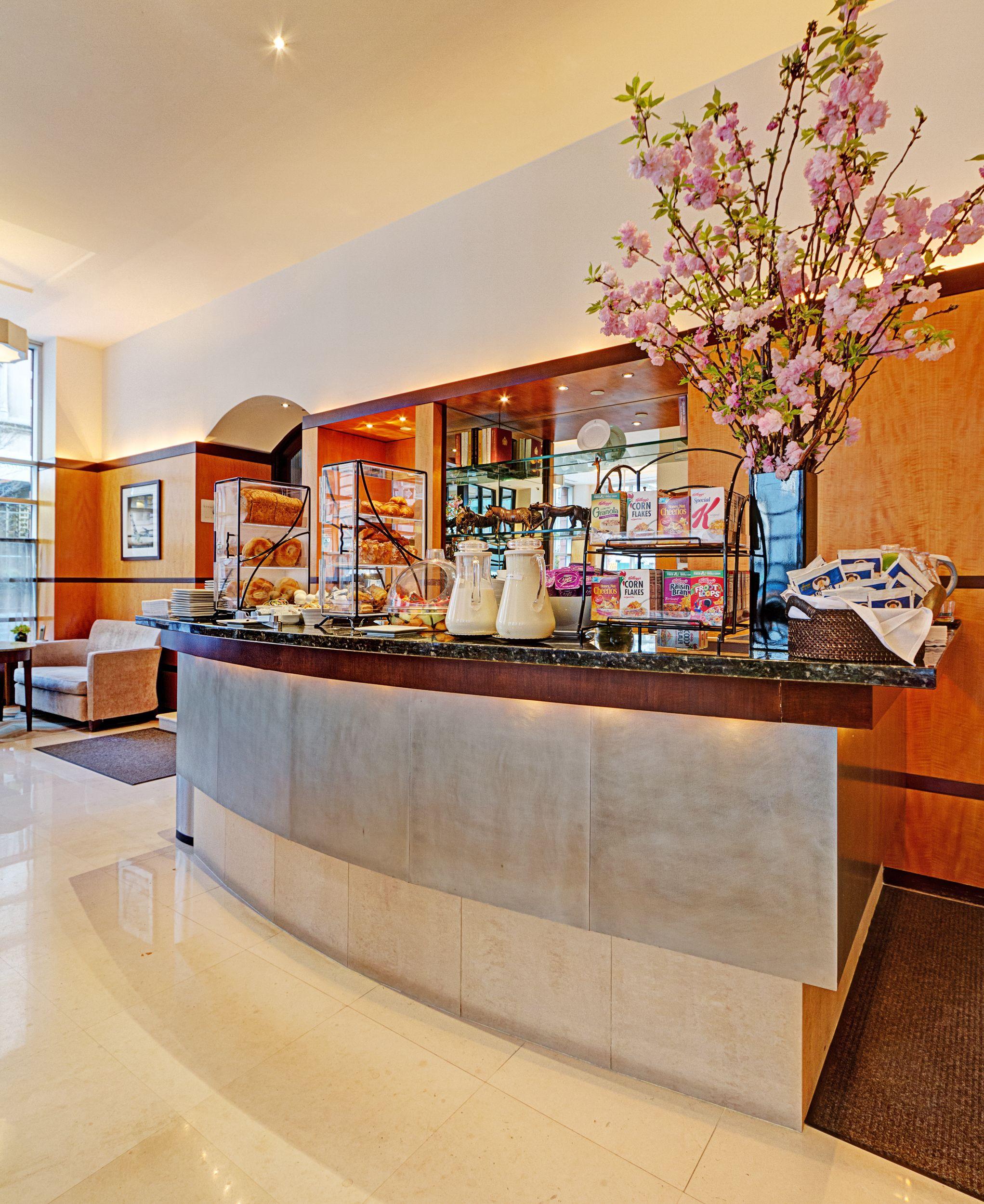 Giraffe By Library Collection 4*