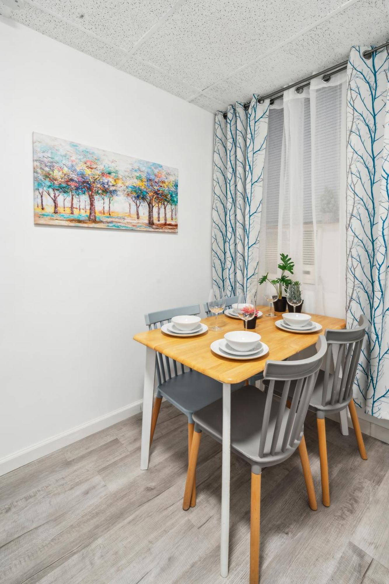 Elegant 3 Bedroom Unit Near Chinatown Apartment *