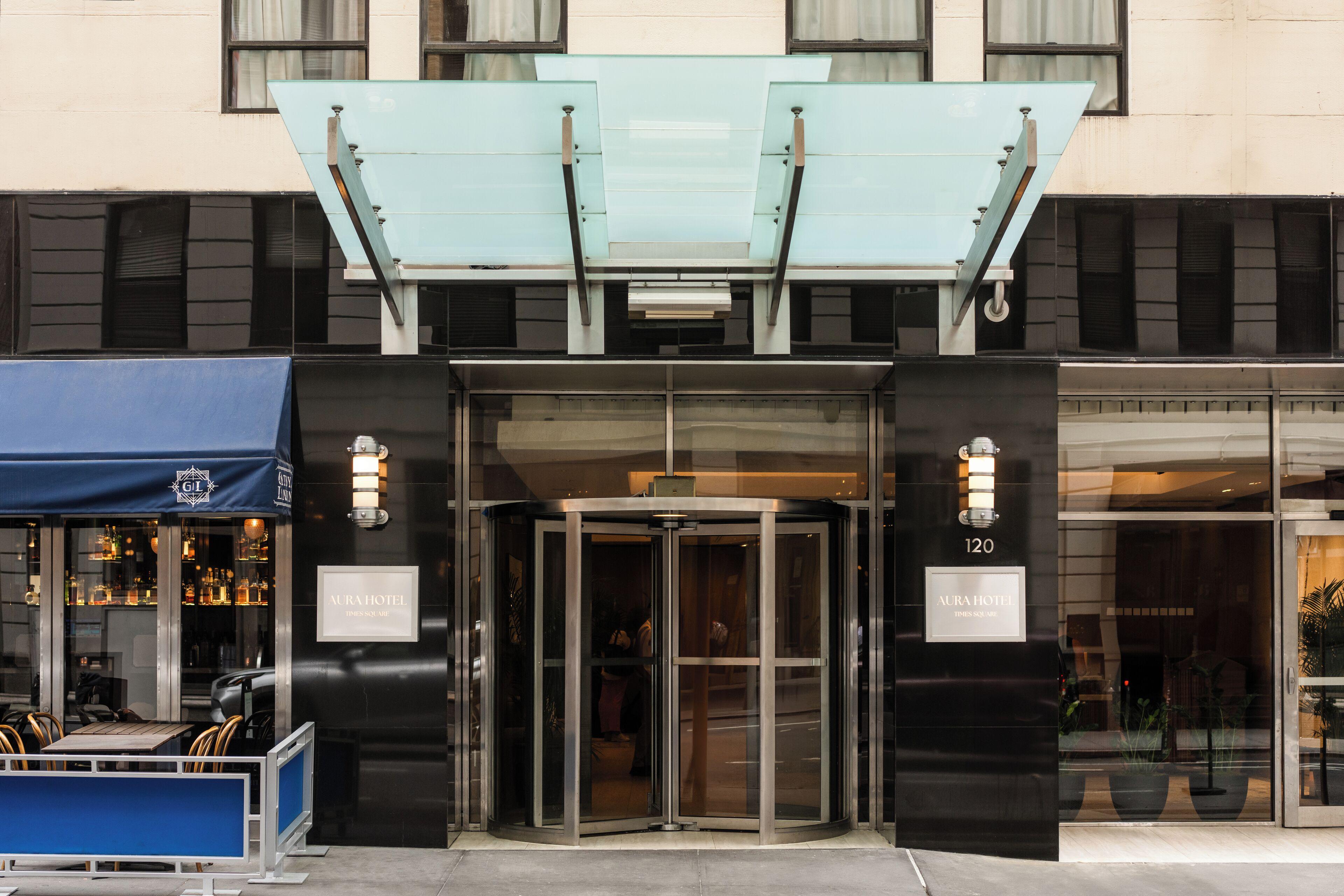 Hotel Aura Times Square 4*