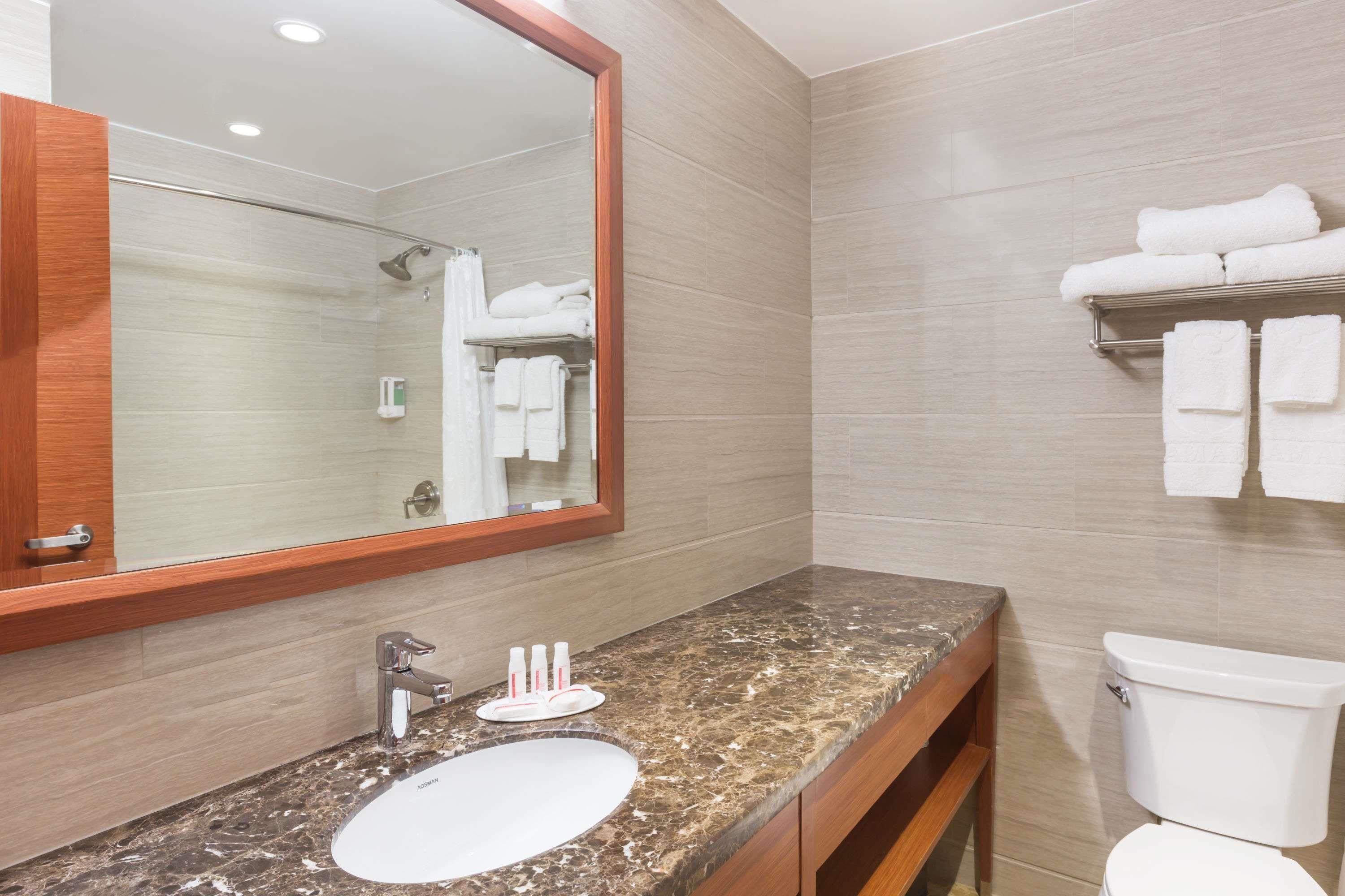 Hotel Ramada By Wyndham Flushing Queens 3*