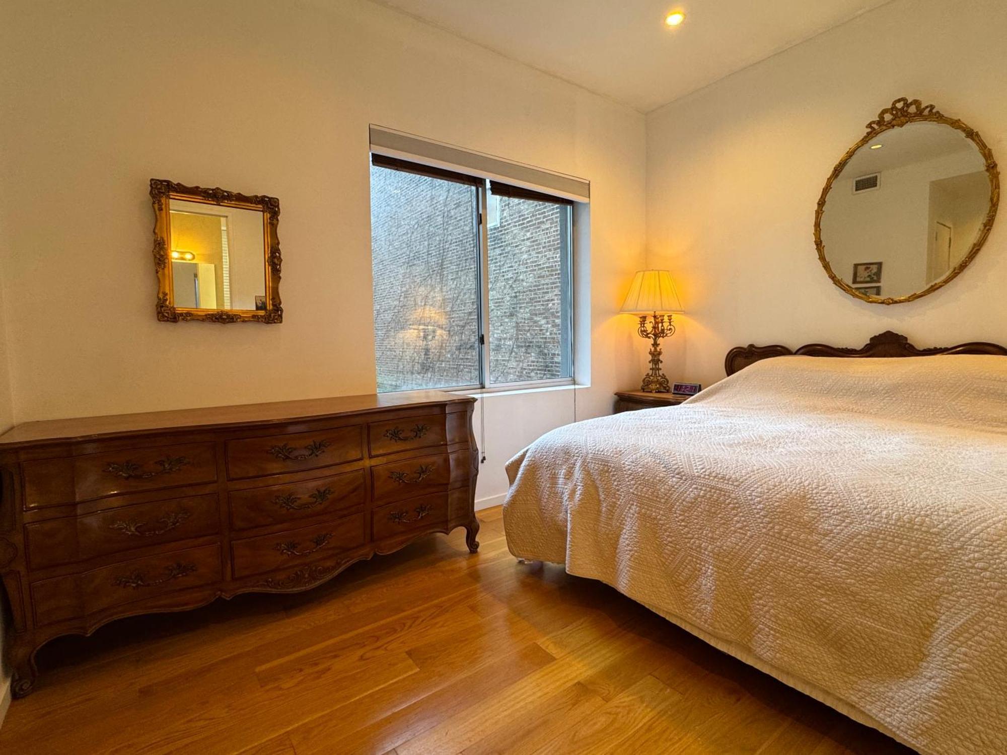 Large And Luxurious In Strivers Row Apartment New York