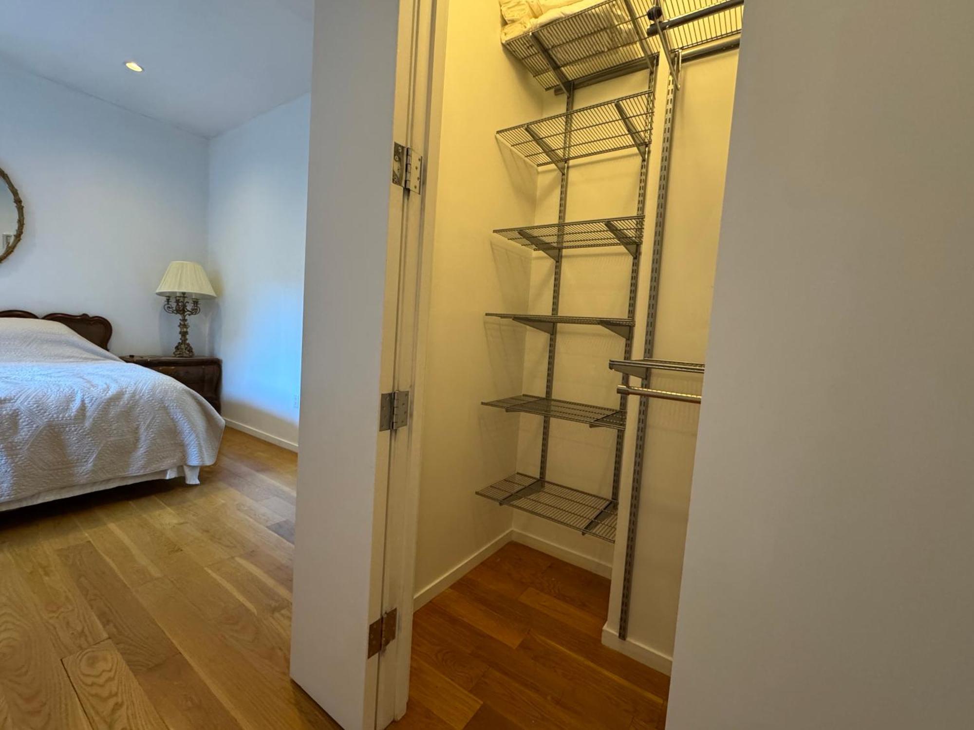 Large And Luxurious In Strivers Row Apartment *