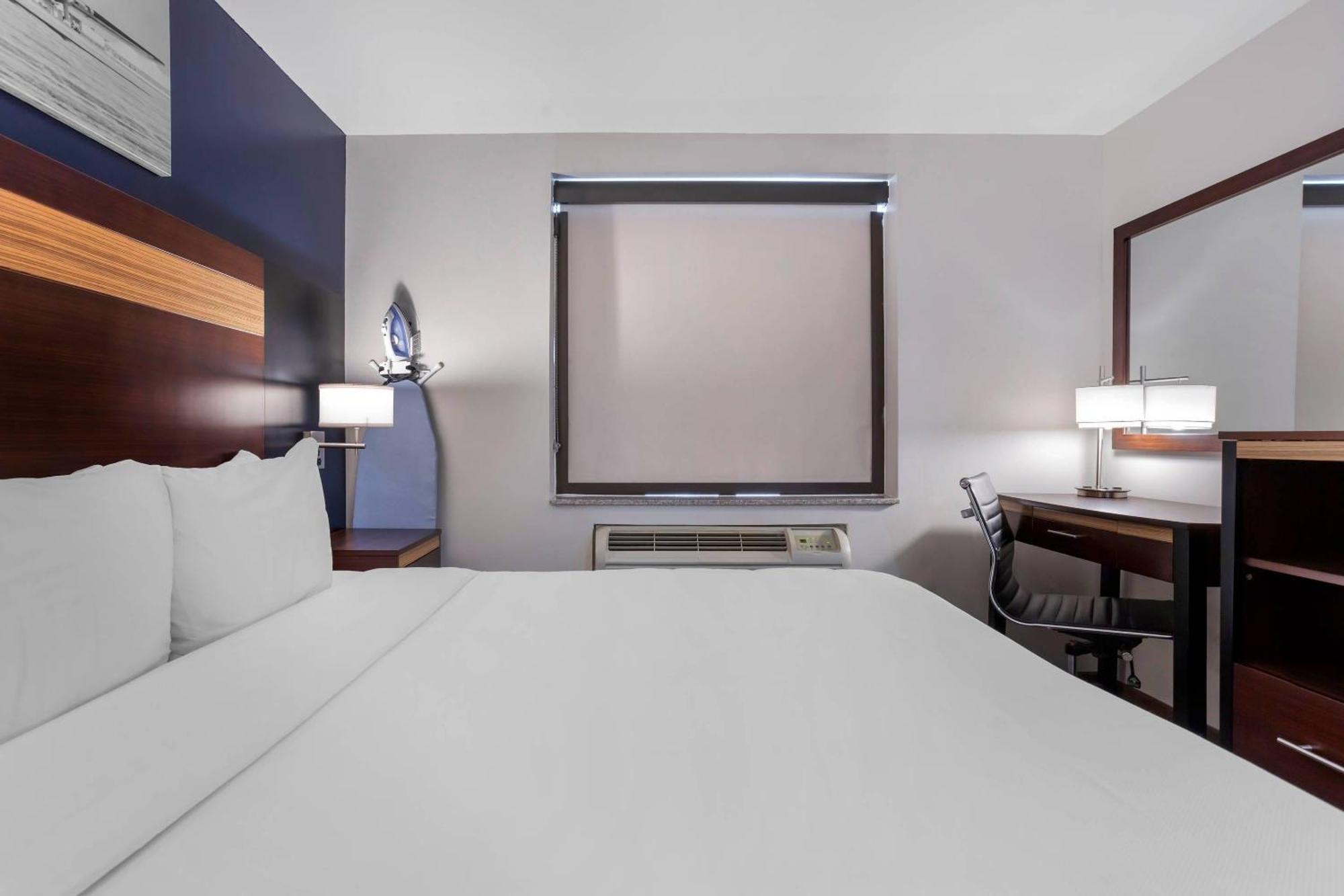 Avion Near Lga Airport, An Ascend Collection New York