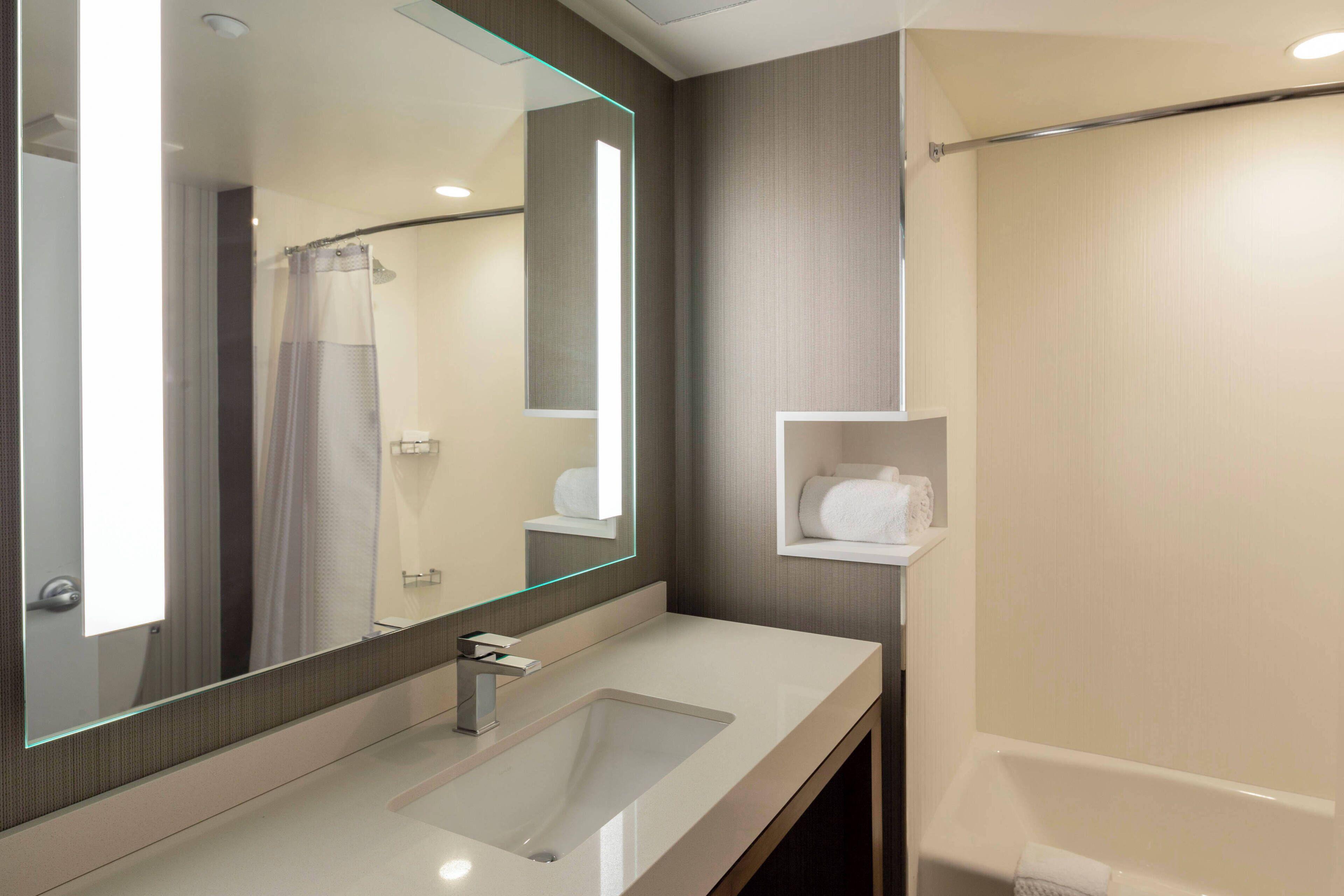 Courtyard By Marriott Queens/fresh Meadows