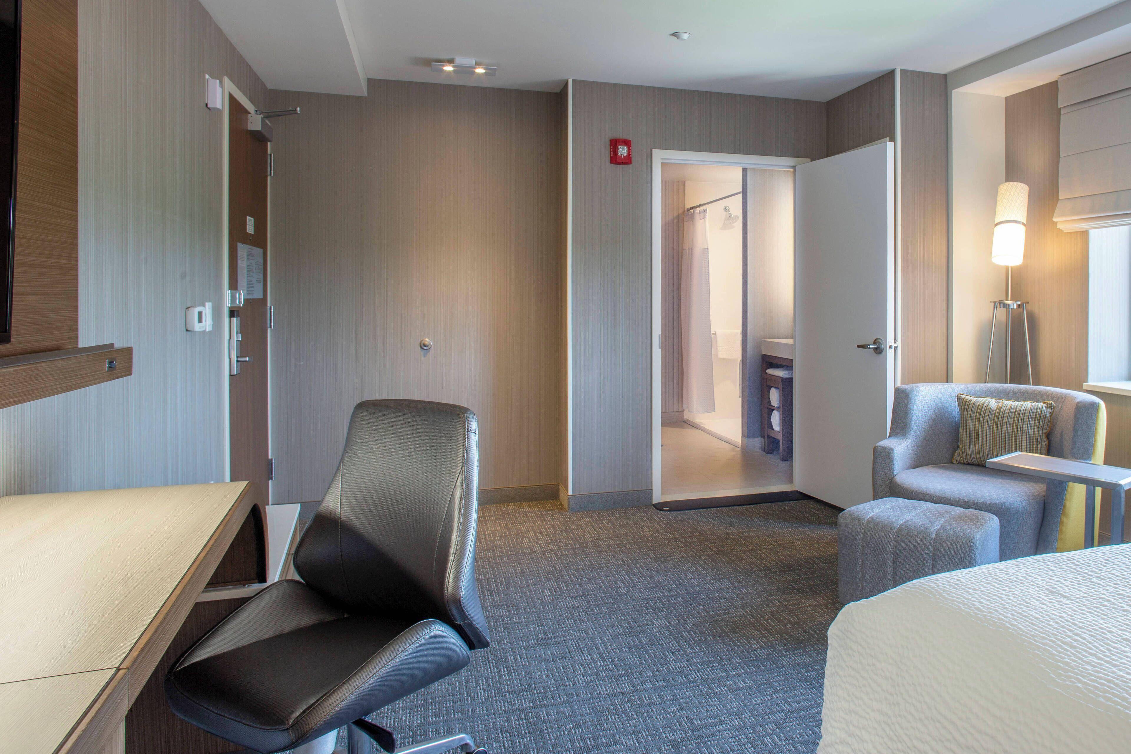 Courtyard By Marriott Queens/fresh Meadows