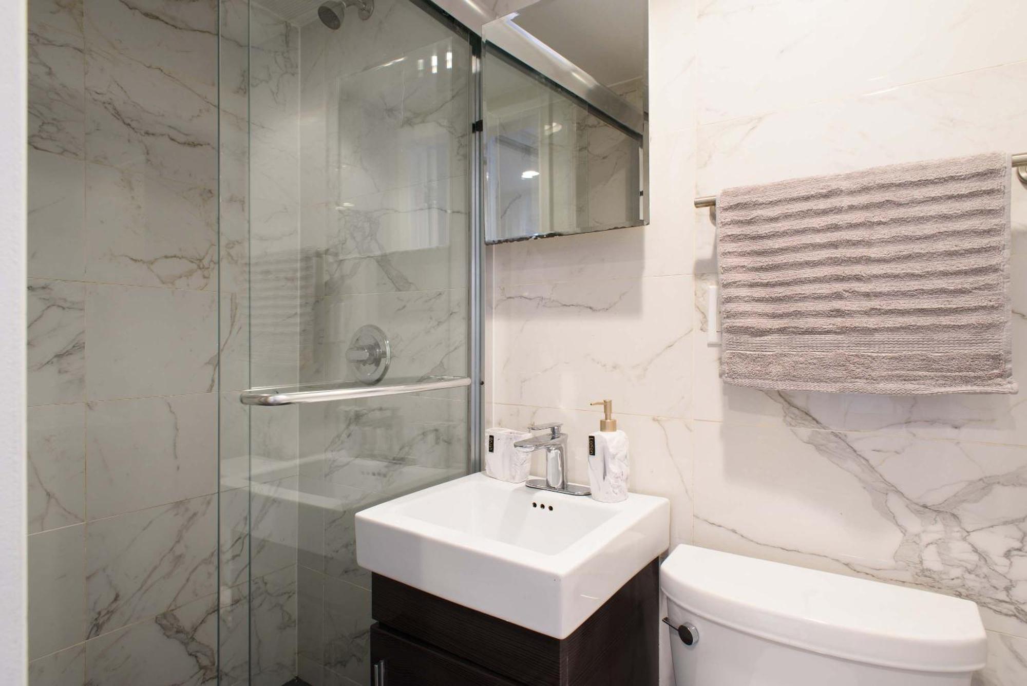 Apartment 69-5a Modern Lower East Side 1br Brand New