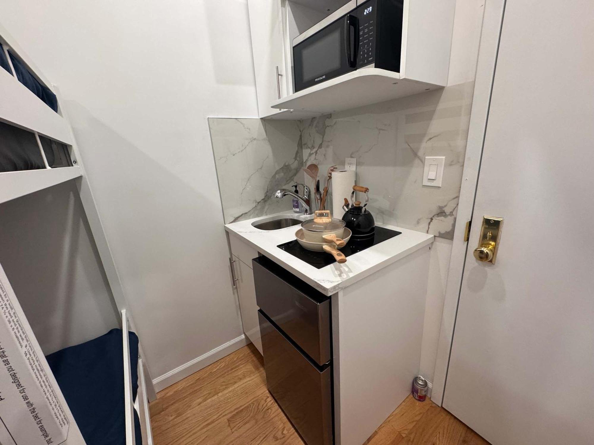 With Kitchen In Chelsea - Shared Bathroom - 3rd Floor Walk-up *