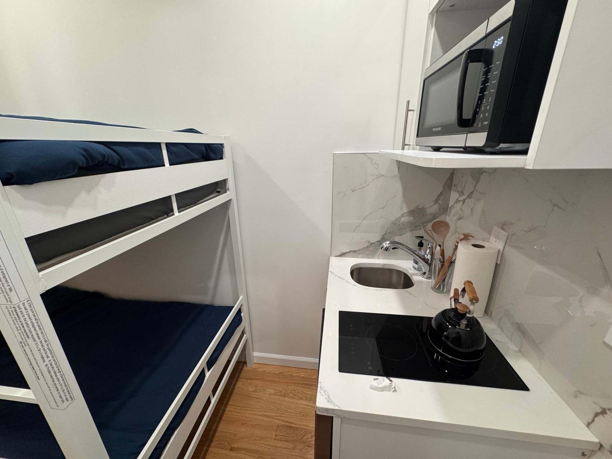 With Kitchen In Chelsea - Shared Bathroom - 3rd Floor Walk-up Apartment