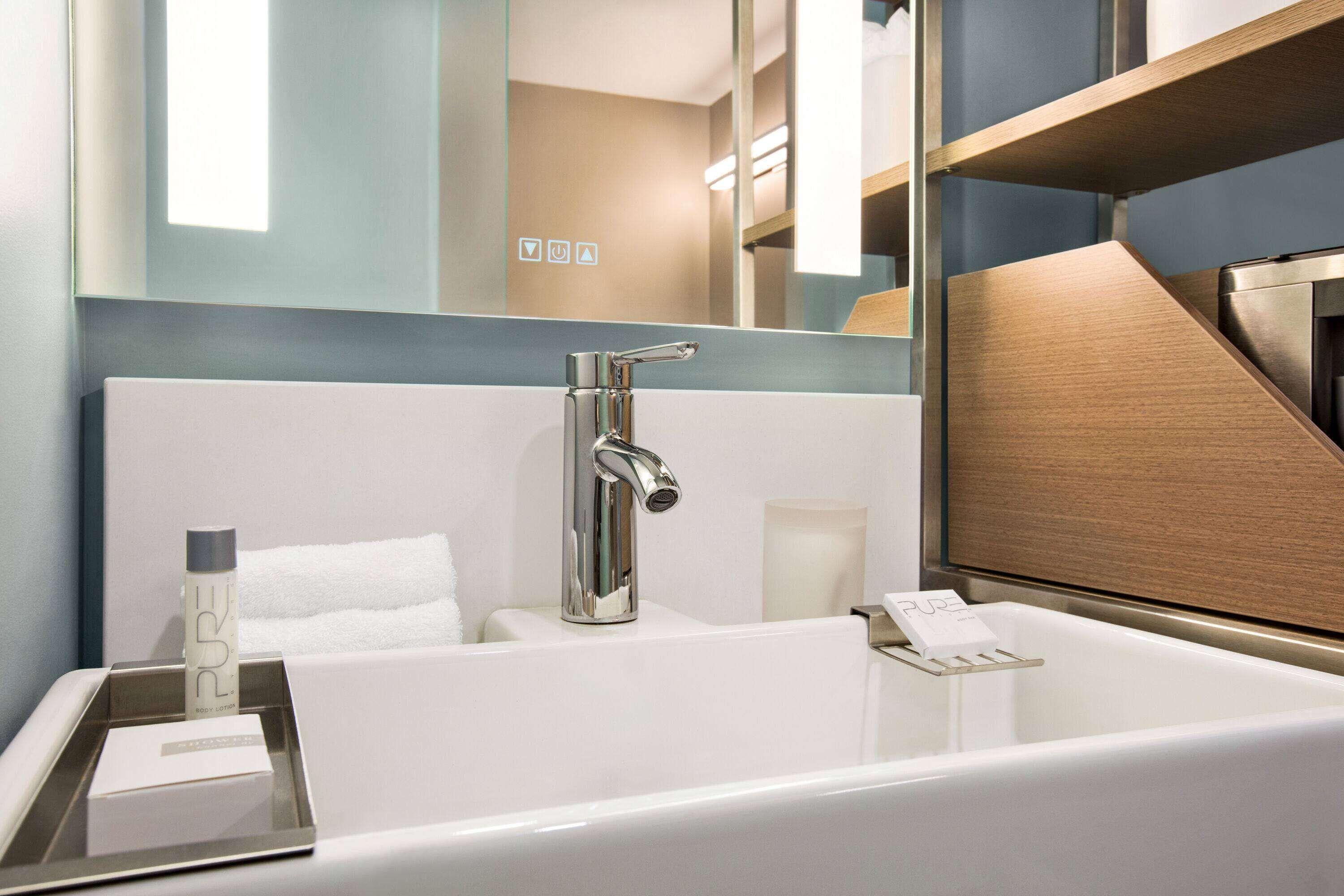 Wingate By Wyndham Bronx Haven Park Hotel