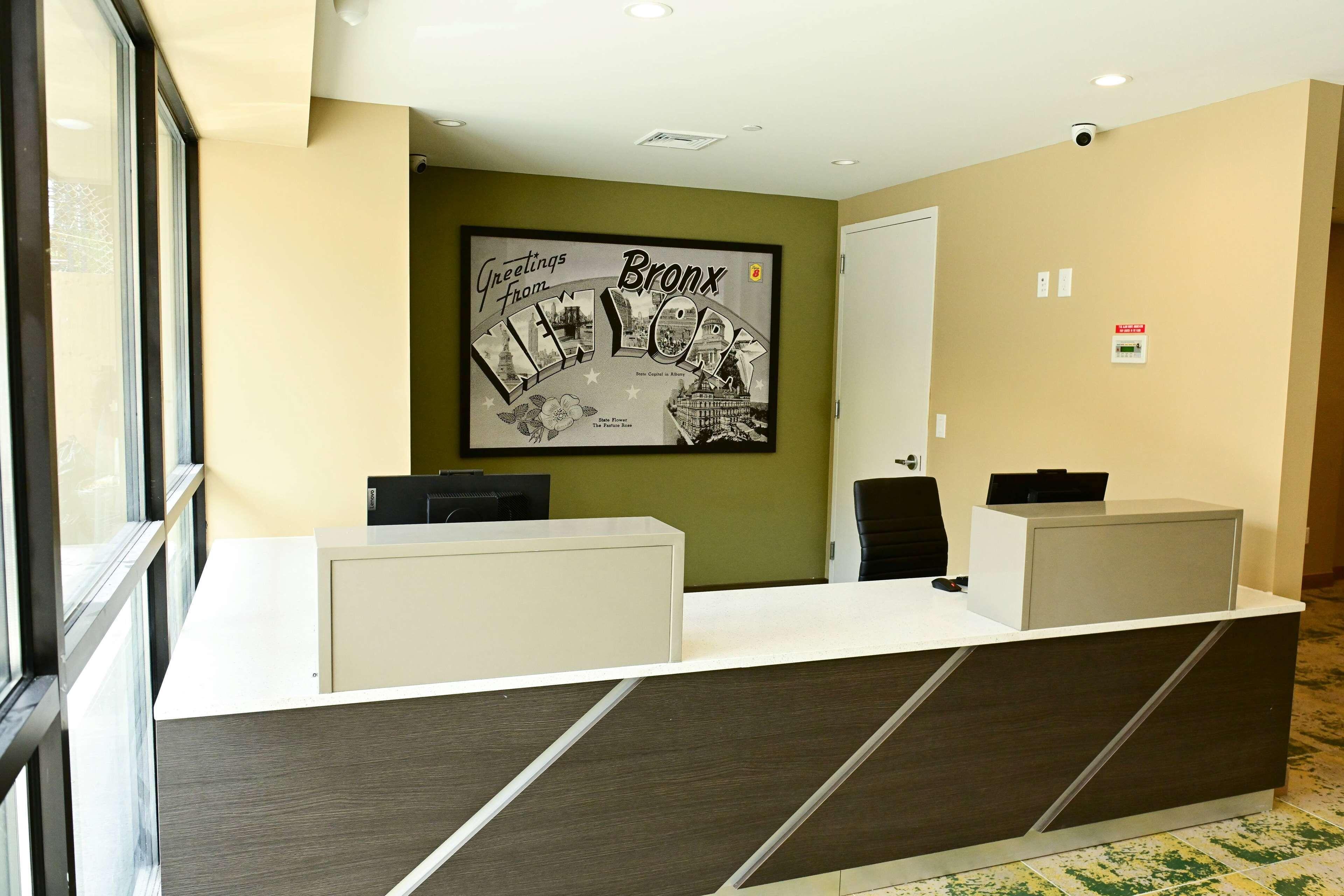 Hotel Super 8 By Wyndham Bronx Near Botanical Garden