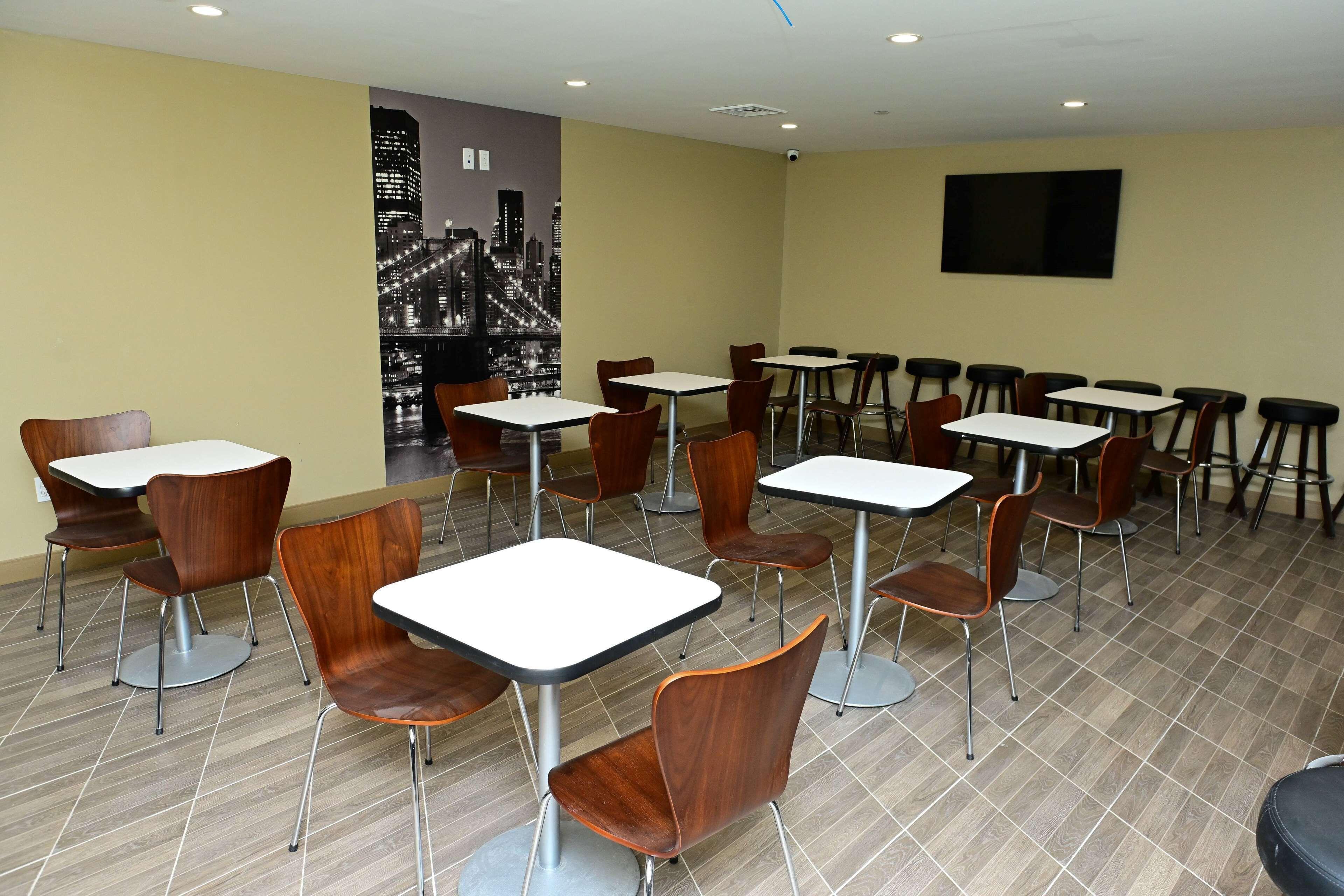 Hotel Super 8 By Wyndham Bronx Near Botanical Garden New York