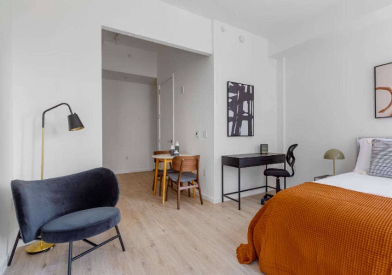 Awesome Sunny Studio! Location! *