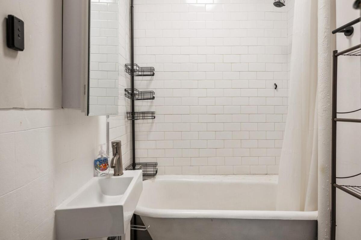 Cozy 2br In Nyc! Lenox Hill!, June To Aug 90 Days Required Apartment New York