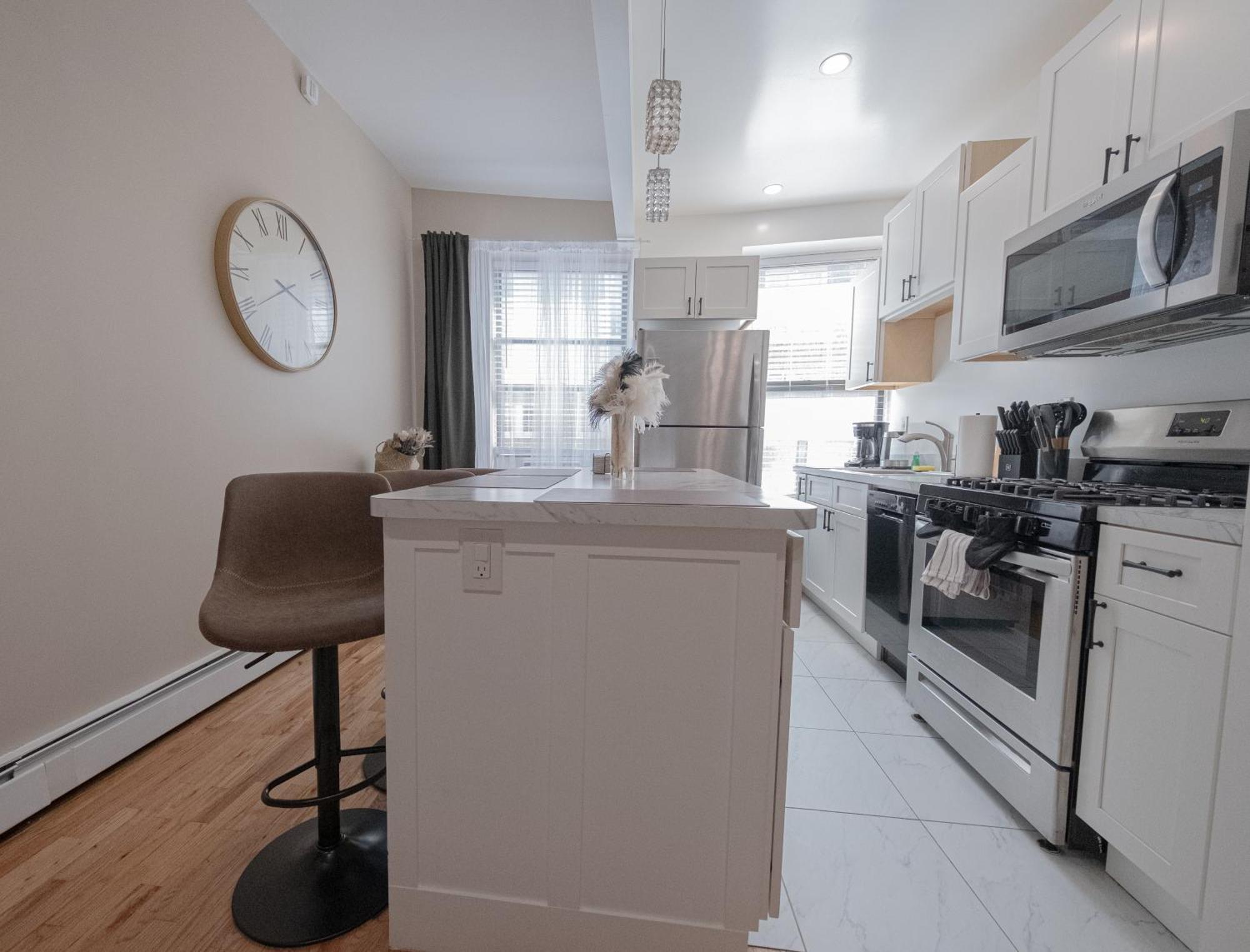 Sunlit 2br Park North Elevator & Laundry