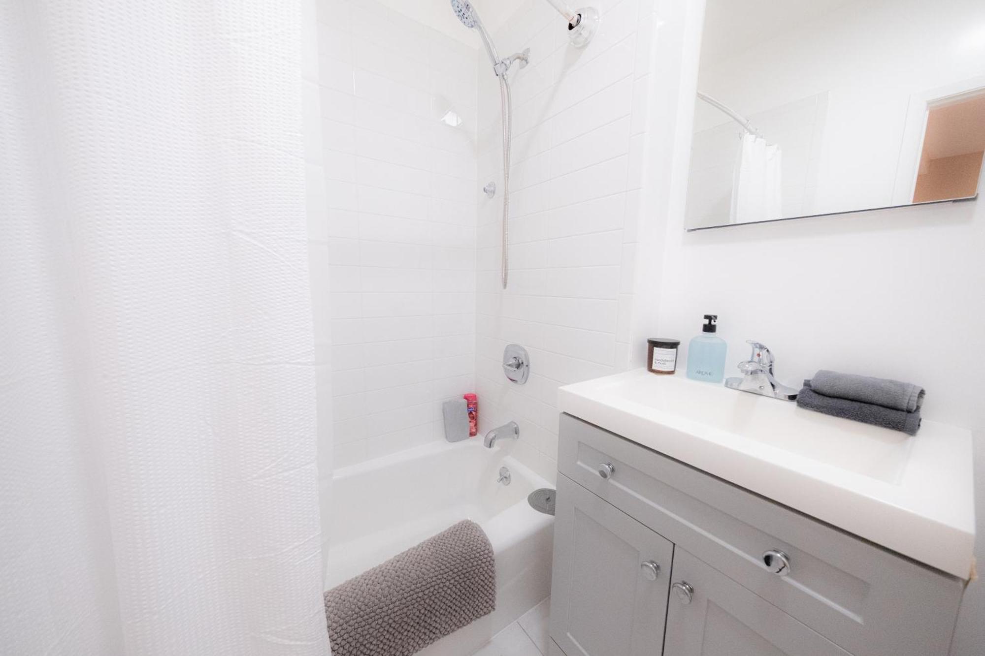 Sunlit 2br Park North Elevator & Laundry Apartment *