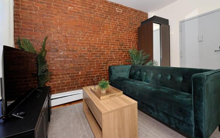 Three Bedroom In Midtown West Apartment *