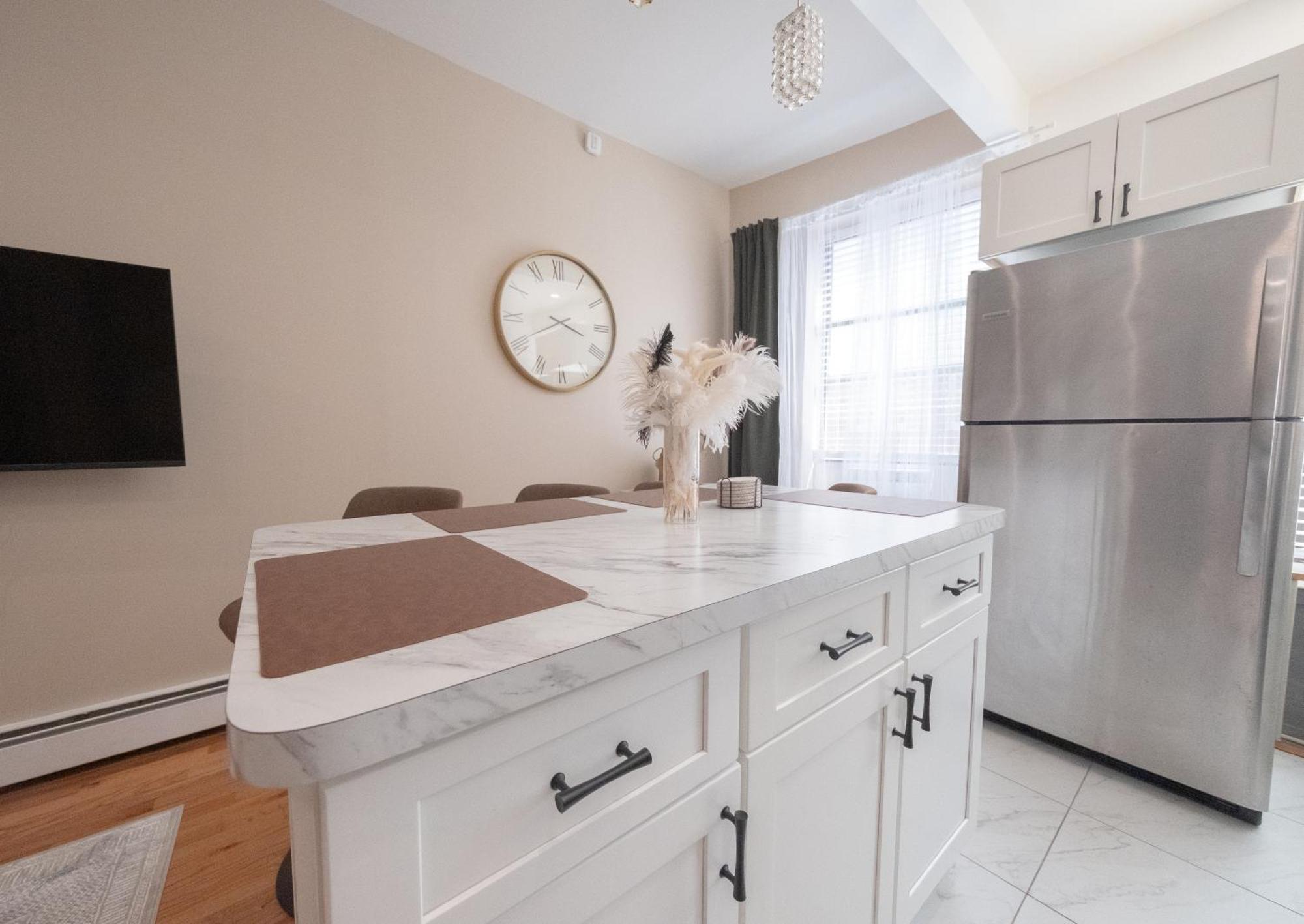 Sunlit 2br Park North Elevator & Laundry Apartment New York