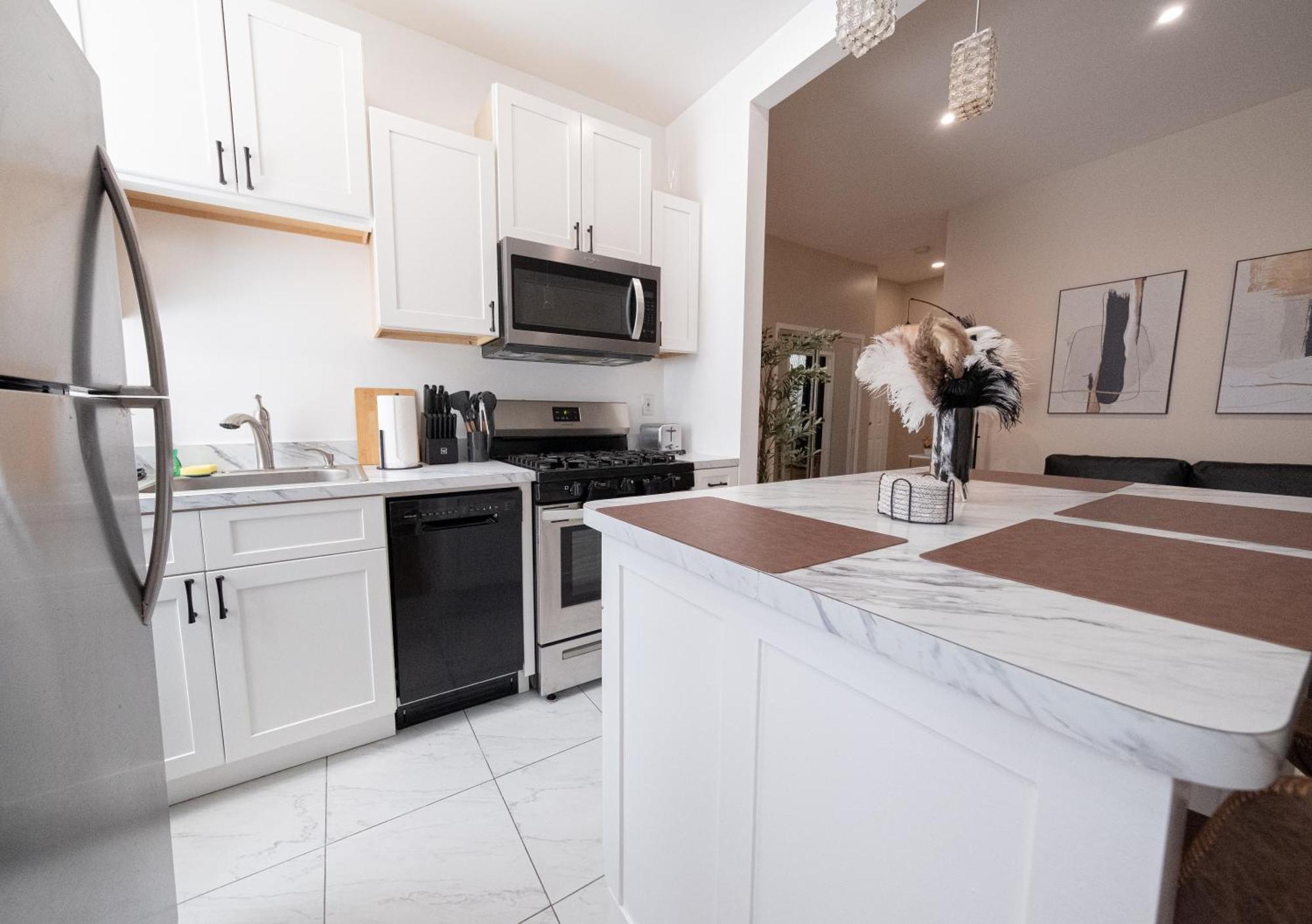 Sunlit 2br Park North Elevator & Laundry Apartment New York