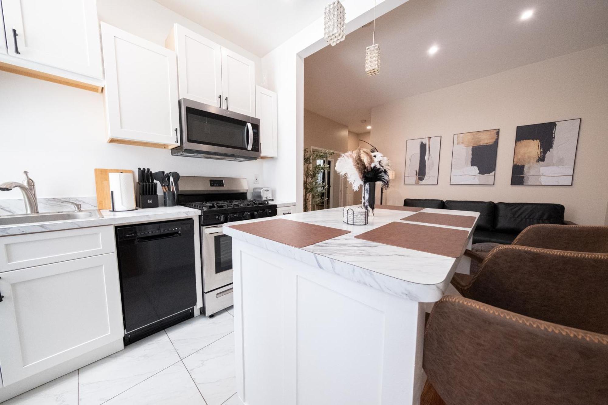 Sunlit 2br Park North Elevator & Laundry