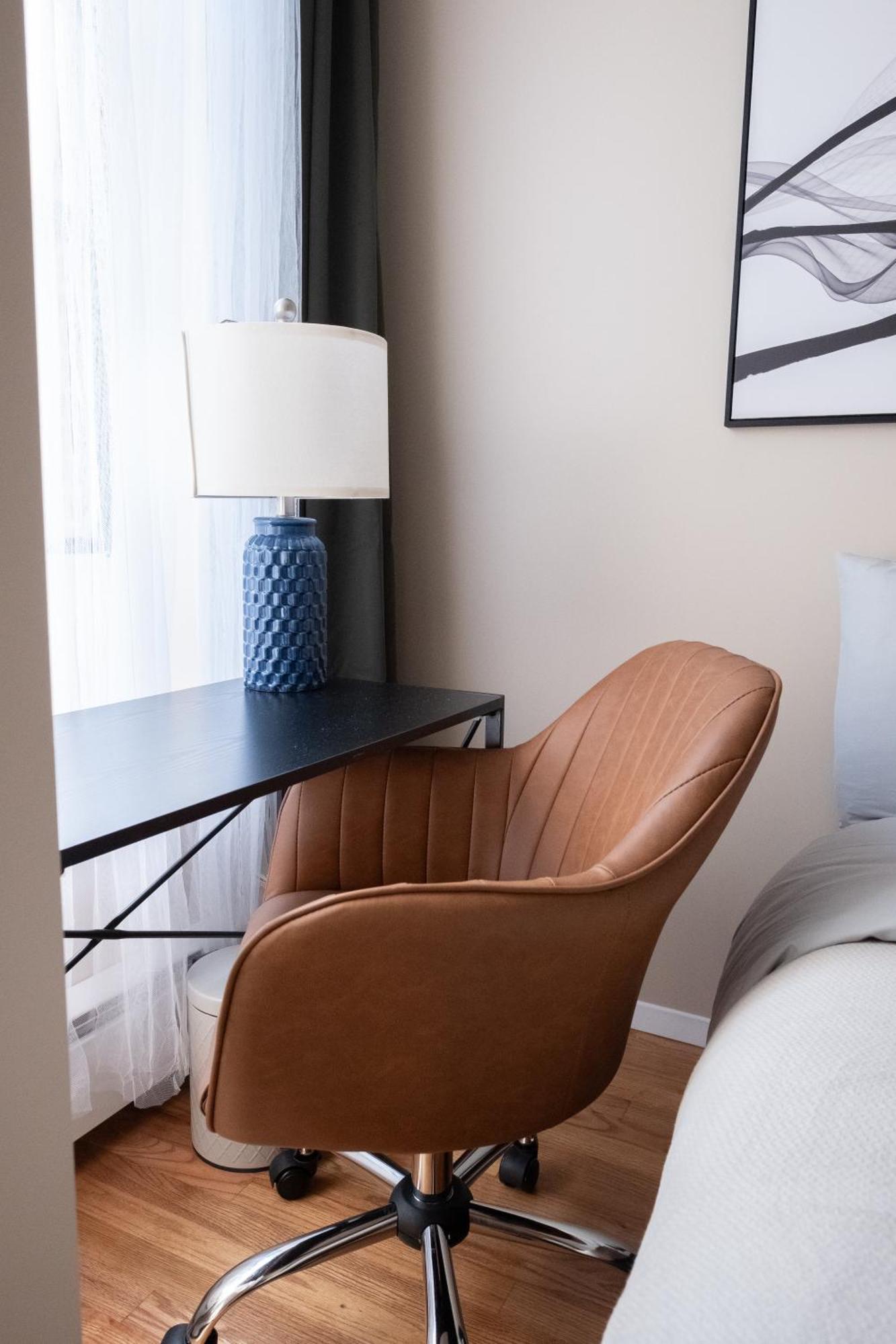 Sunlit 2br Park North Elevator & Laundry Apartment