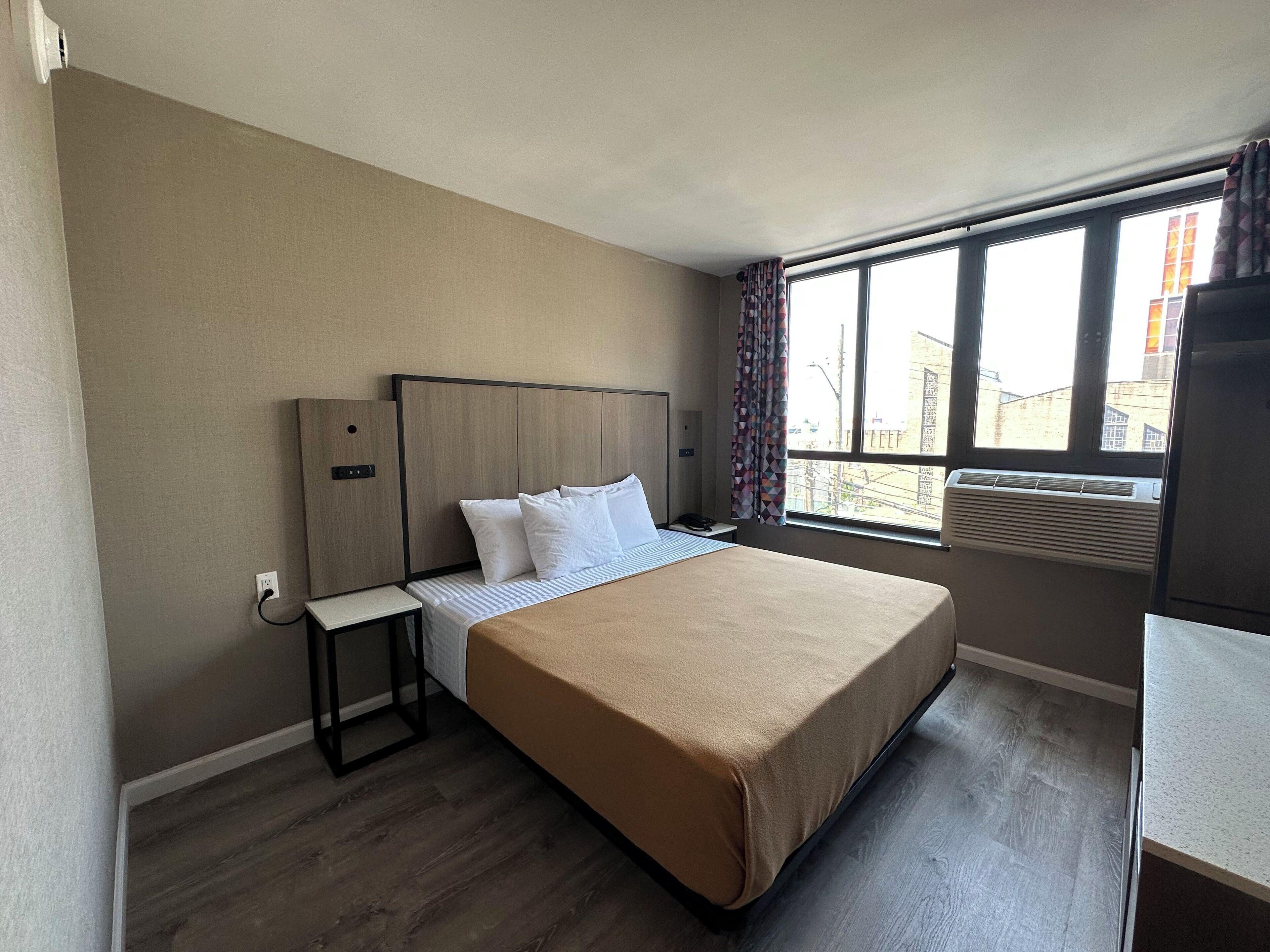 Regal & Laguardia Hotel