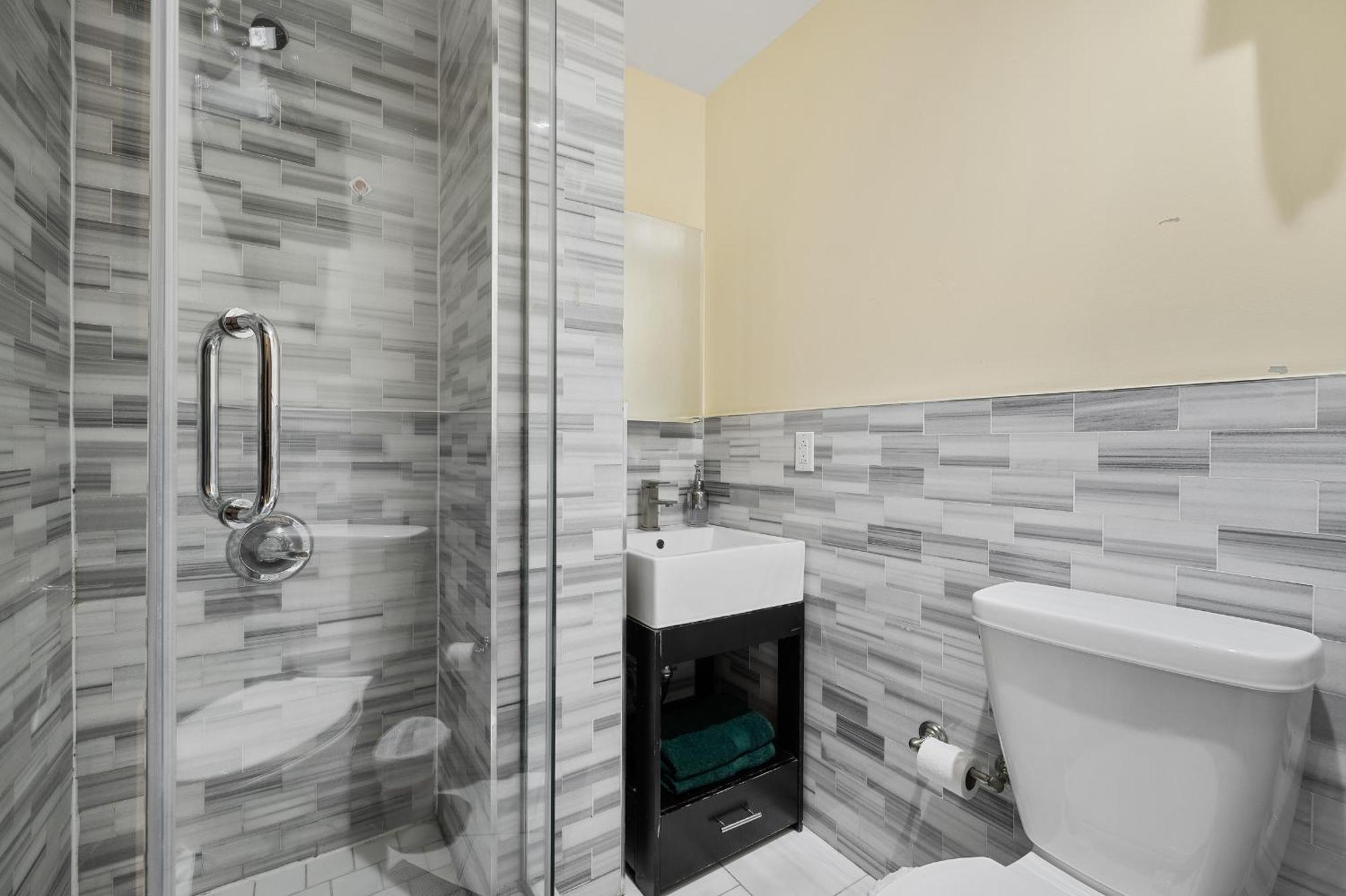 Spacious Park Apartment *