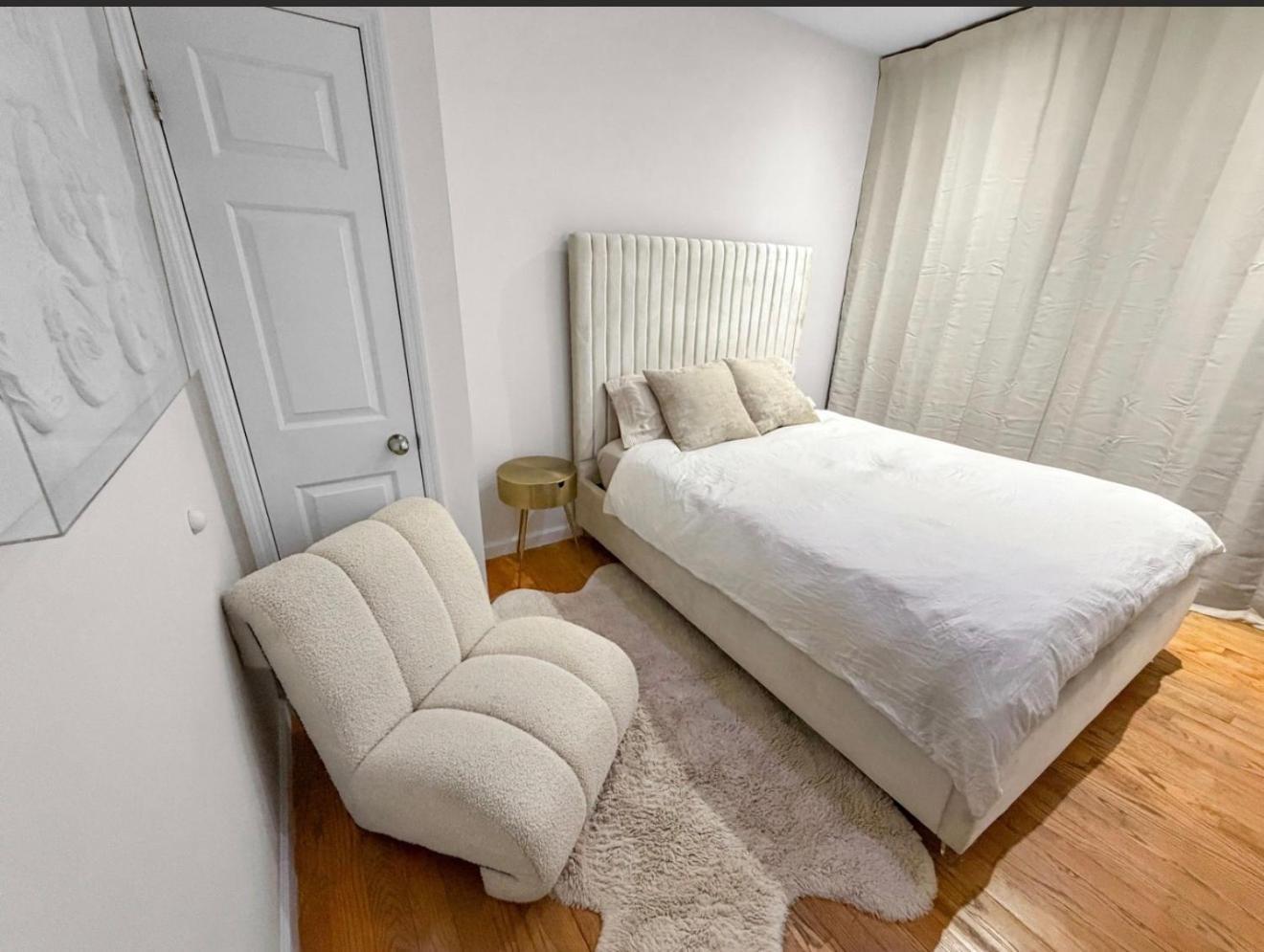 Superb 4-bedroom 1 Block From Park In Vibrant Apartment *