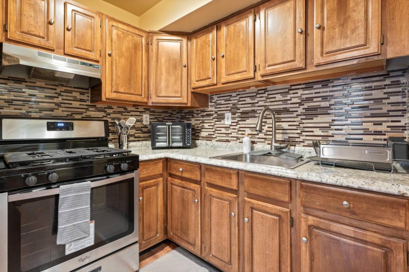 Cozy Two Bedroom In Brooklyn