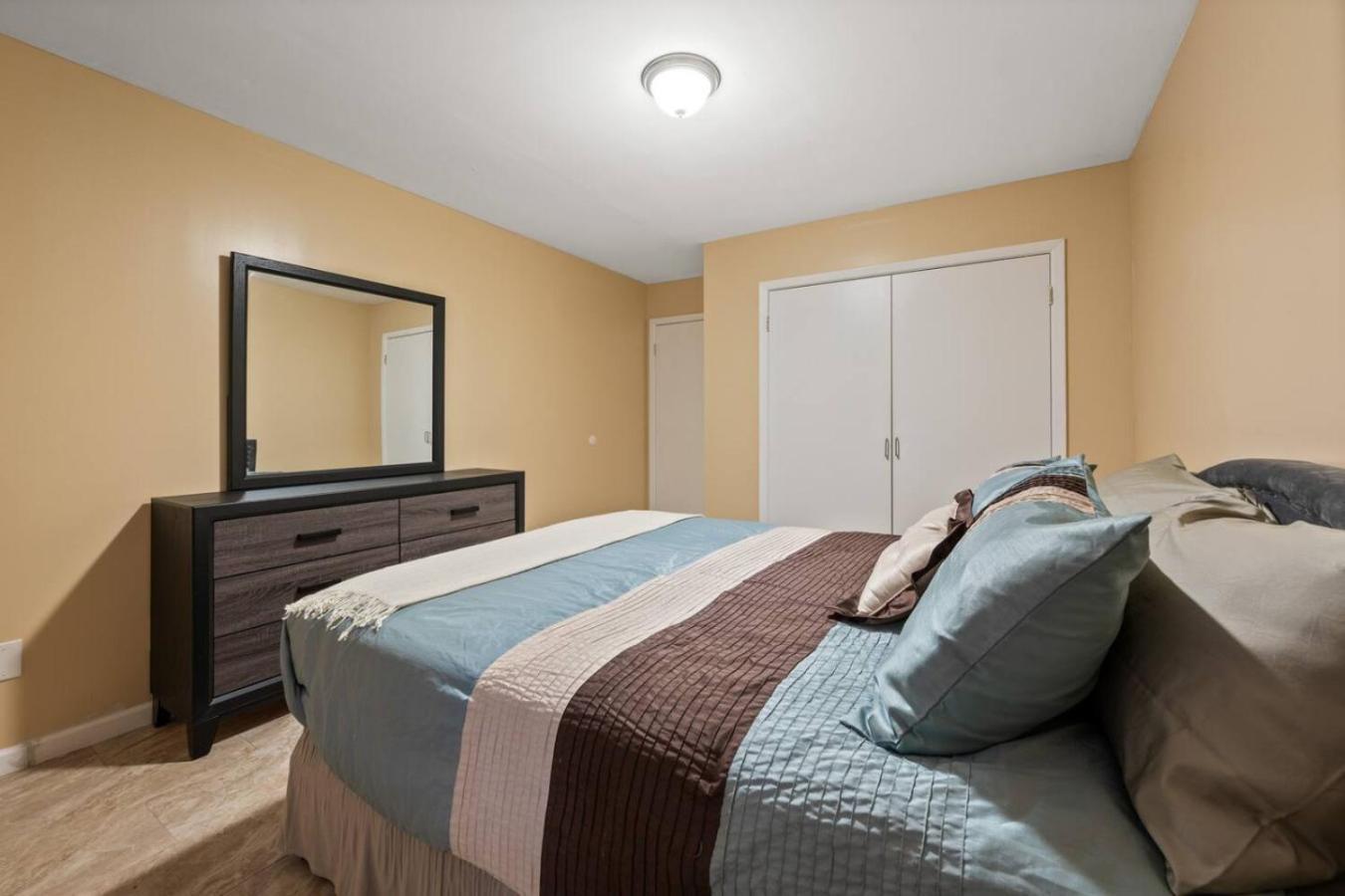 Cozy Two Bedroom In Brooklyn *