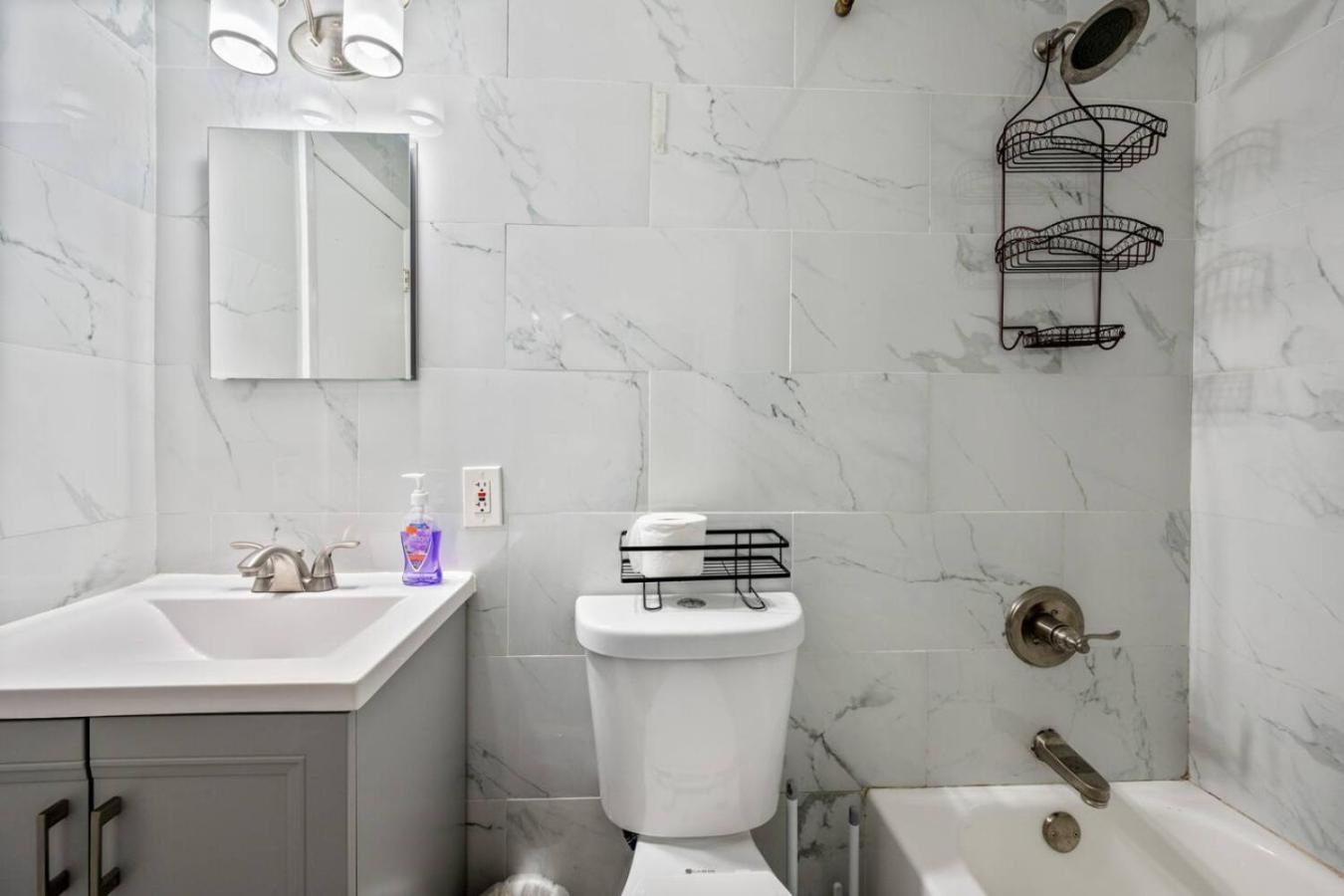 Holiday home Cozy Two Bedroom In Brooklyn *