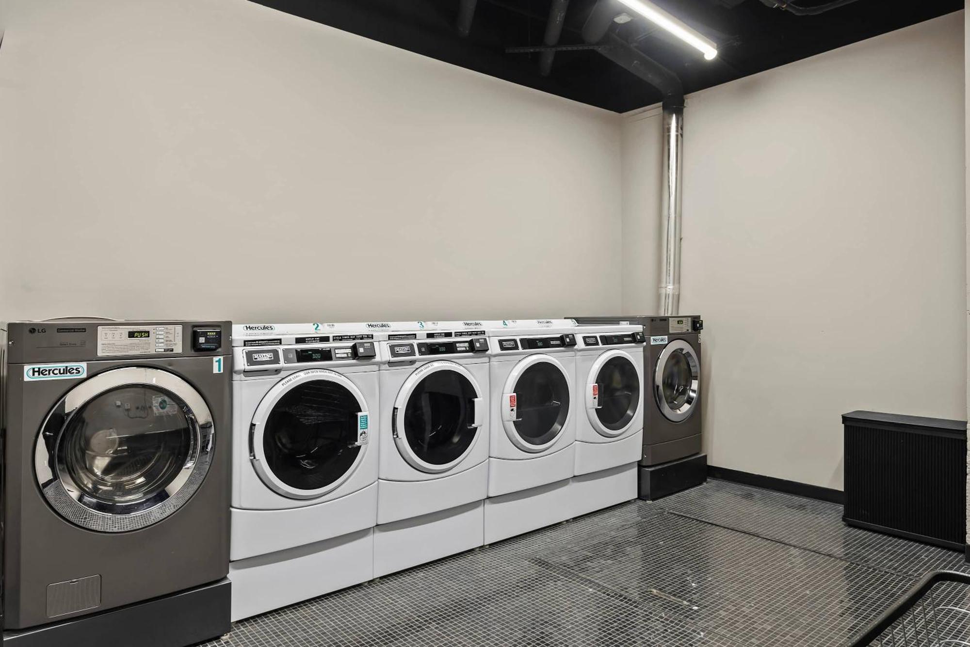 Freeman 201 By Rove Travel - 2br With Shared Amenities New York