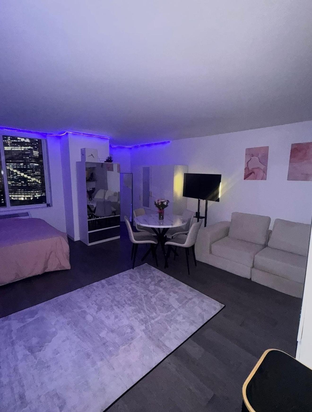 Loft In With Ameneties Building Location In Midtown * New York